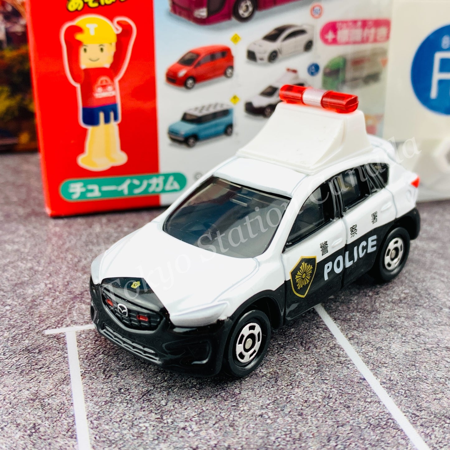 TAKARA TOMY A.R.T.S TOMICA Sign Set #5 - Mazda CX-5 Patrol Car with a road sign stand