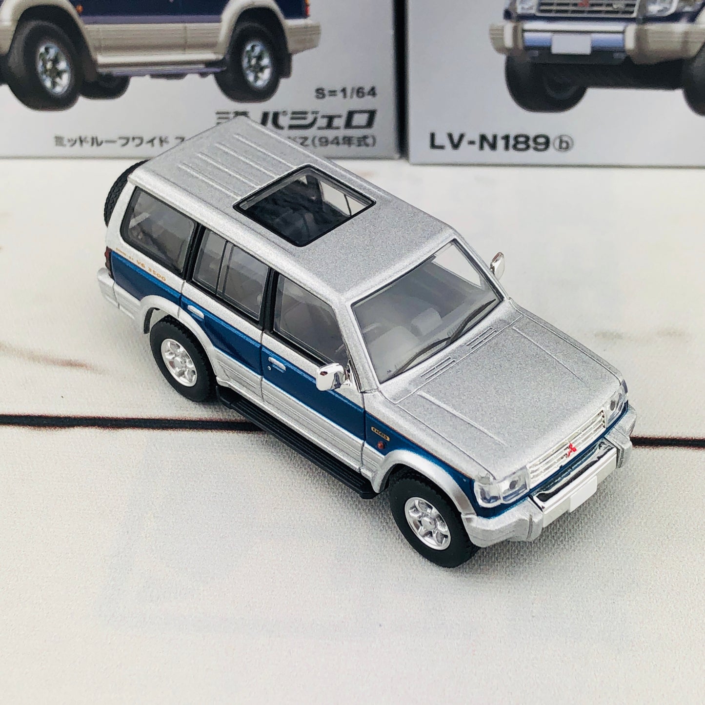 Tomica Limited Vintage Neo Mitsubishi Pajero Super Exceed Z (Silver/Blue) LV-N189b