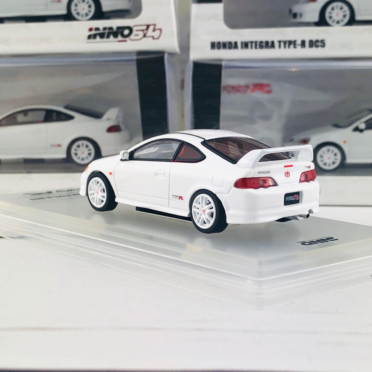 INNO64 1/64 Honda Integra Type-R DC5 White IN64-DC5-WHI