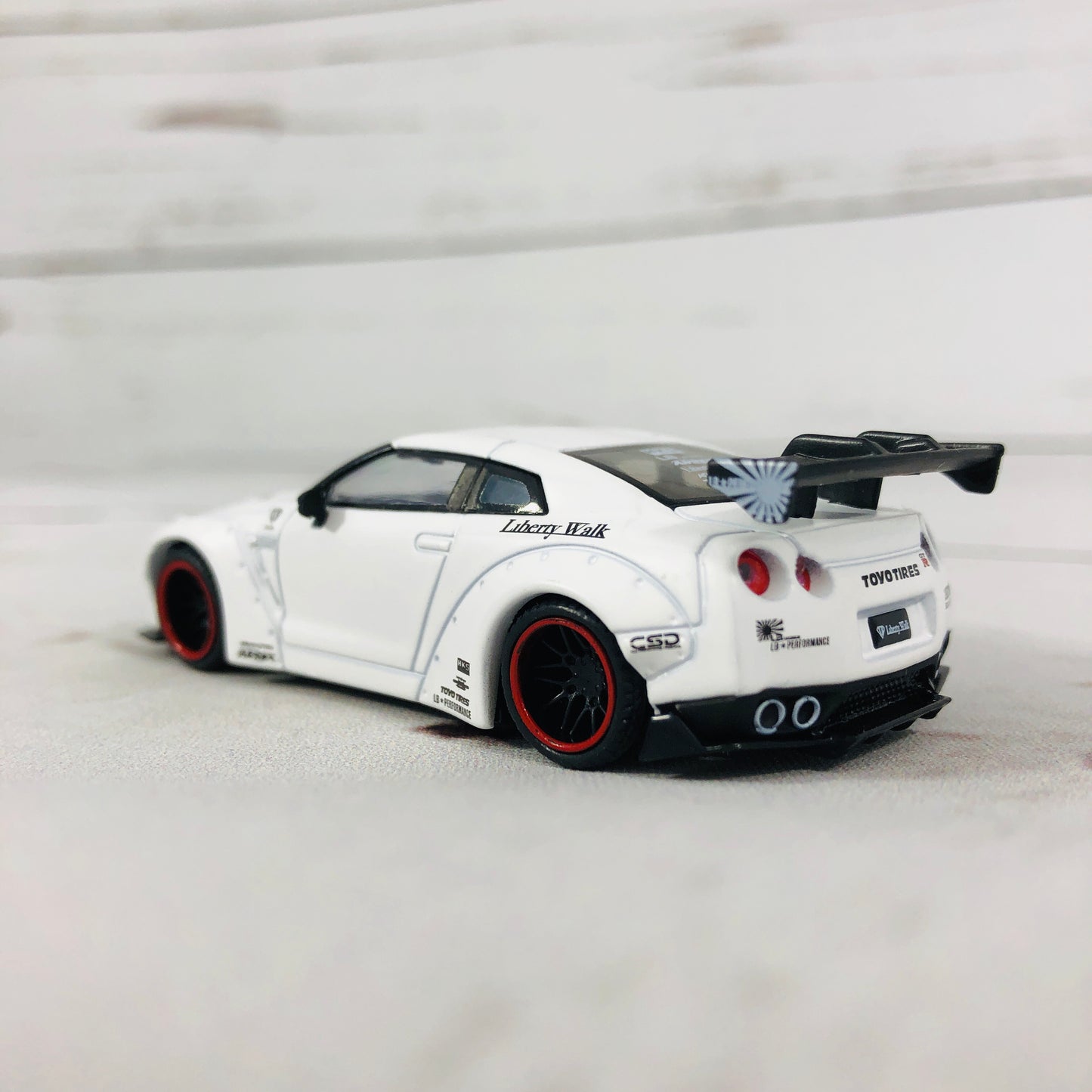 MINI GT LIBERTYWALK LB★WORKS Nissan GTR (R35) Matte White - RHD MGT00009-R