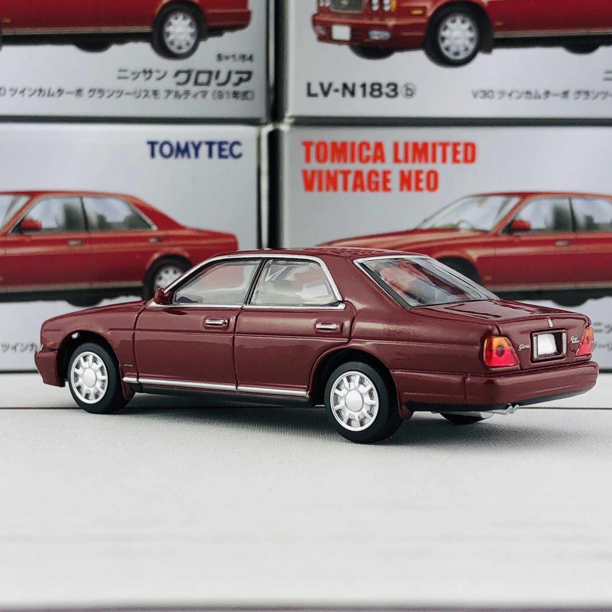 Tomica Limited Vintage 1/64 Nissan Gloria Gran Turismo Ultima (1991) LV-N183b