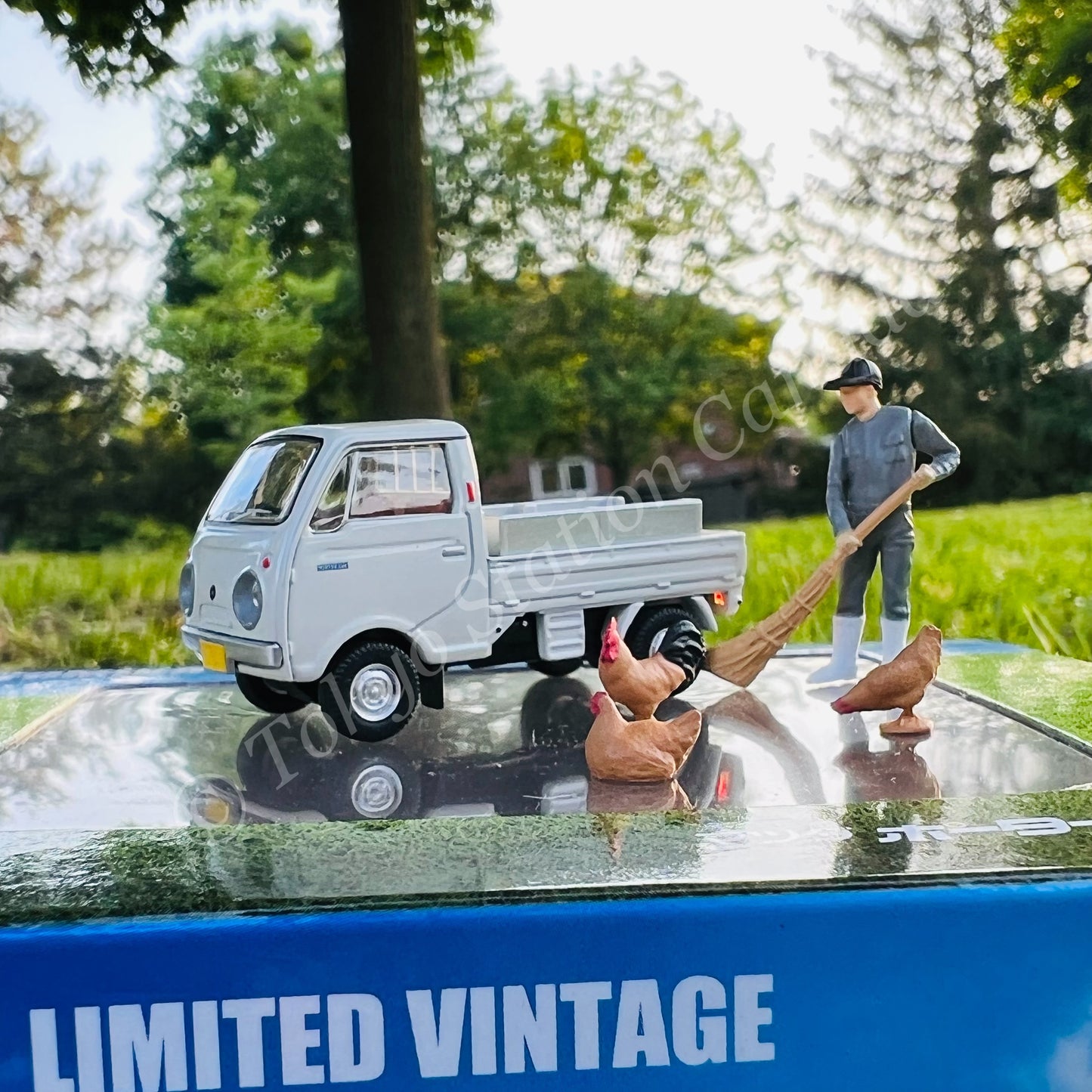 TOMYTEC Tomica Limited Vintage NEO 1/64 Mazda Porter Cab with three-way open (white) and figures LV-198b