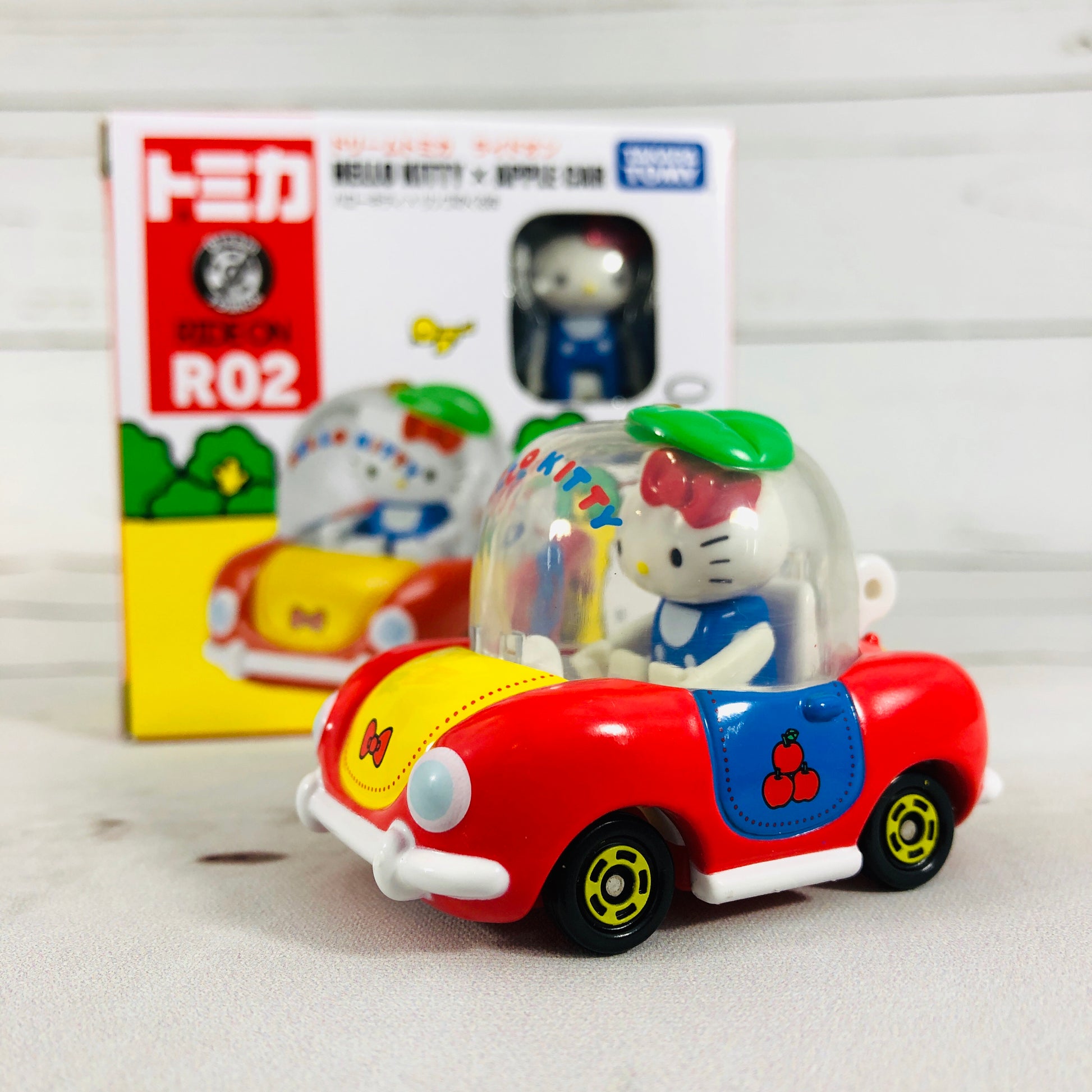 DREAM TOMICA Ride On R02 Hello Kitty x Apple Car