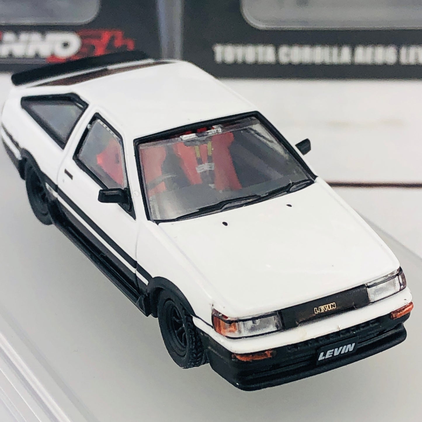 INNO64 1/64 TOYOTA COROLLA Levin AE86 White With Extra Wheels and Carbon Effect Front Bonnet Decal IN64-AE86-WH
