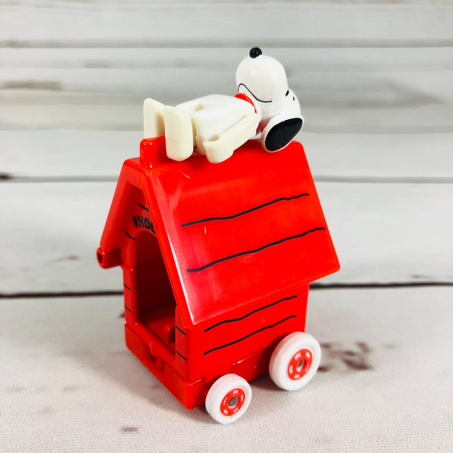 DREAM TOMICA Ride On R01 Snoopy x House Car