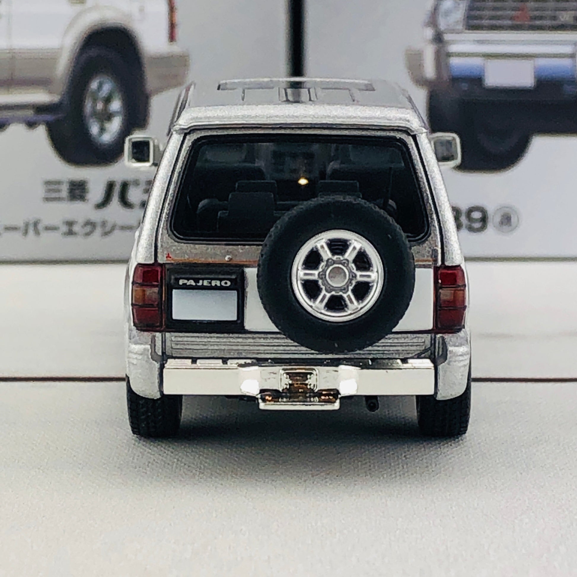 Tomica Limited Vintage Neo Mitsubishi Pajero Super Exceed Z (Silver/White) LV-N189a