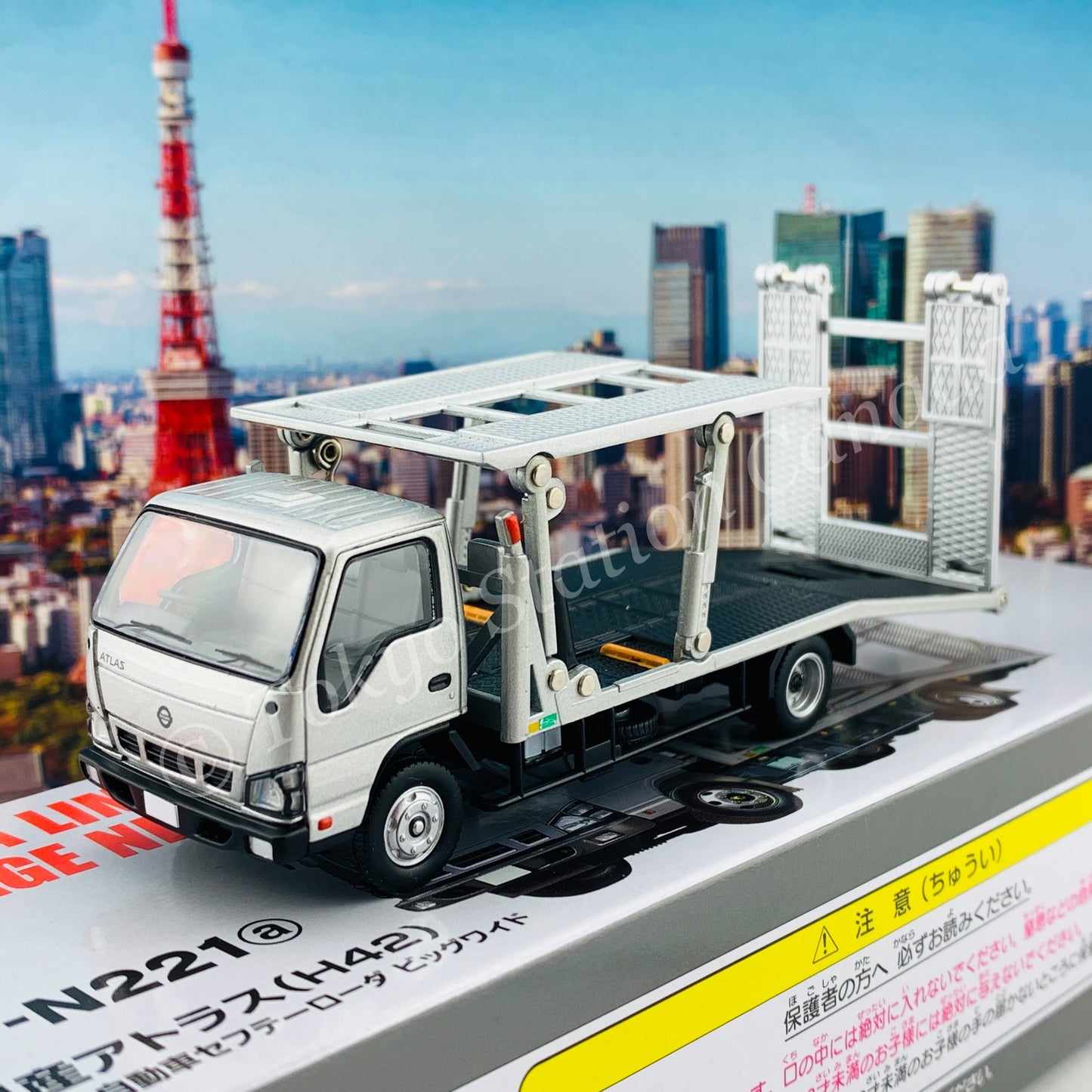 Tomytec Tomica Limited Vintage Neo 1/64 Nissan Atlas (H42) Hanamidai Automobile Safety Loader Big Wide (Silver) 日産アトラス花見台自動車ビッグワイド LV-N221a