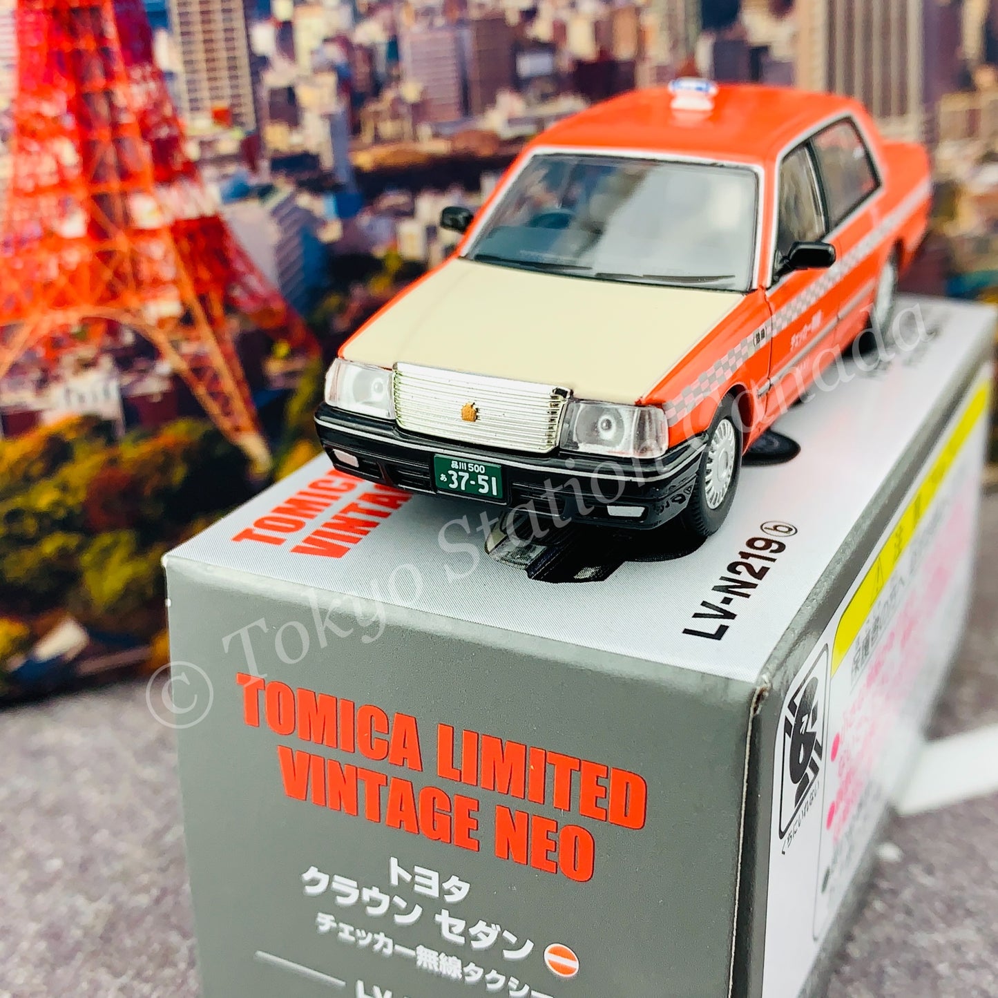 Tomytec Tomica Limited Vintage Neo 1/64 Toyota Crown Sedan Taxi (Checker Cab) LV-N219b