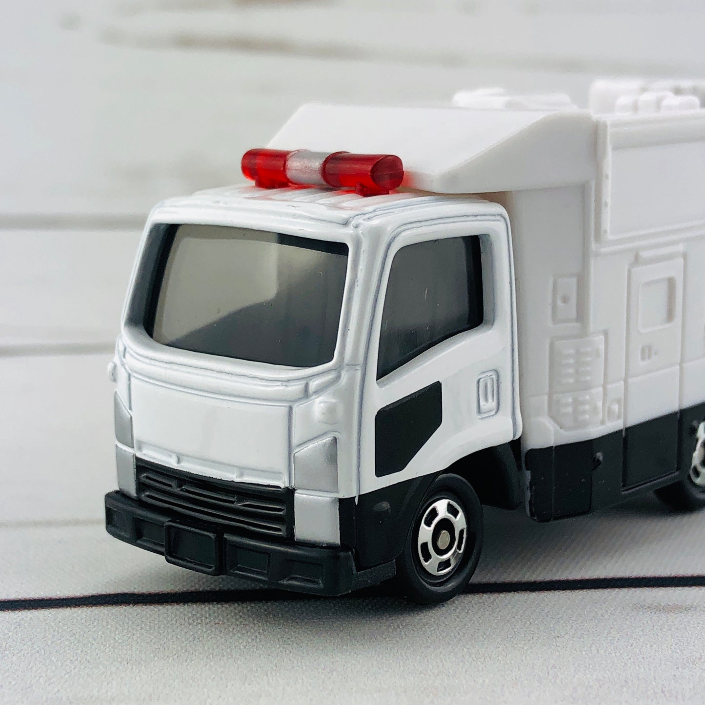 TOMICA 28 Isuzu Sign Car