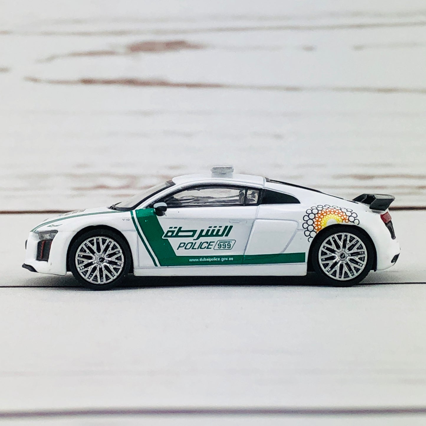 Tarmac Works GLOBAL64 1/64 Audi R8 V10 Plus - Dubai Police