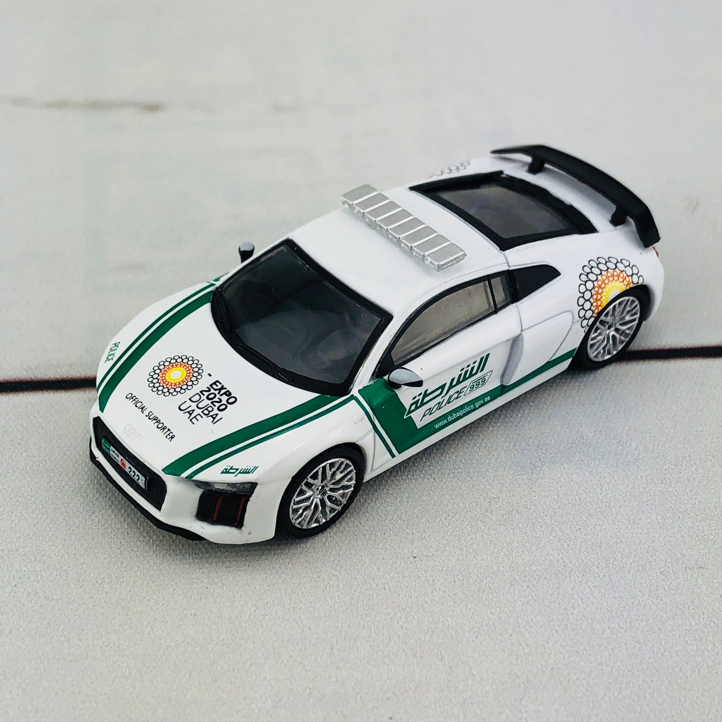Tarmac Works GLOBAL64 1/64 Audi R8 V10 Plus - Dubai Police