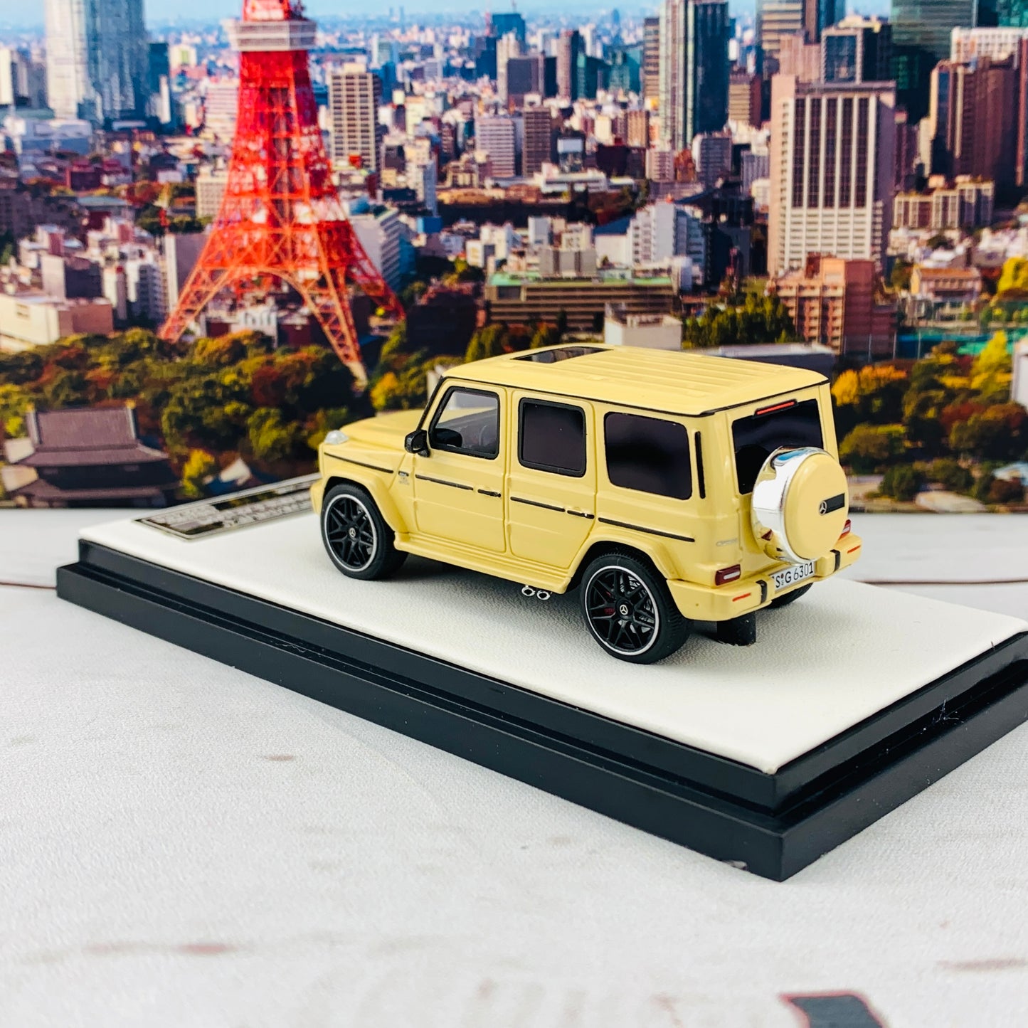 MOTORHELIX 1/64 Mercedes-AMG C63 BEIGE