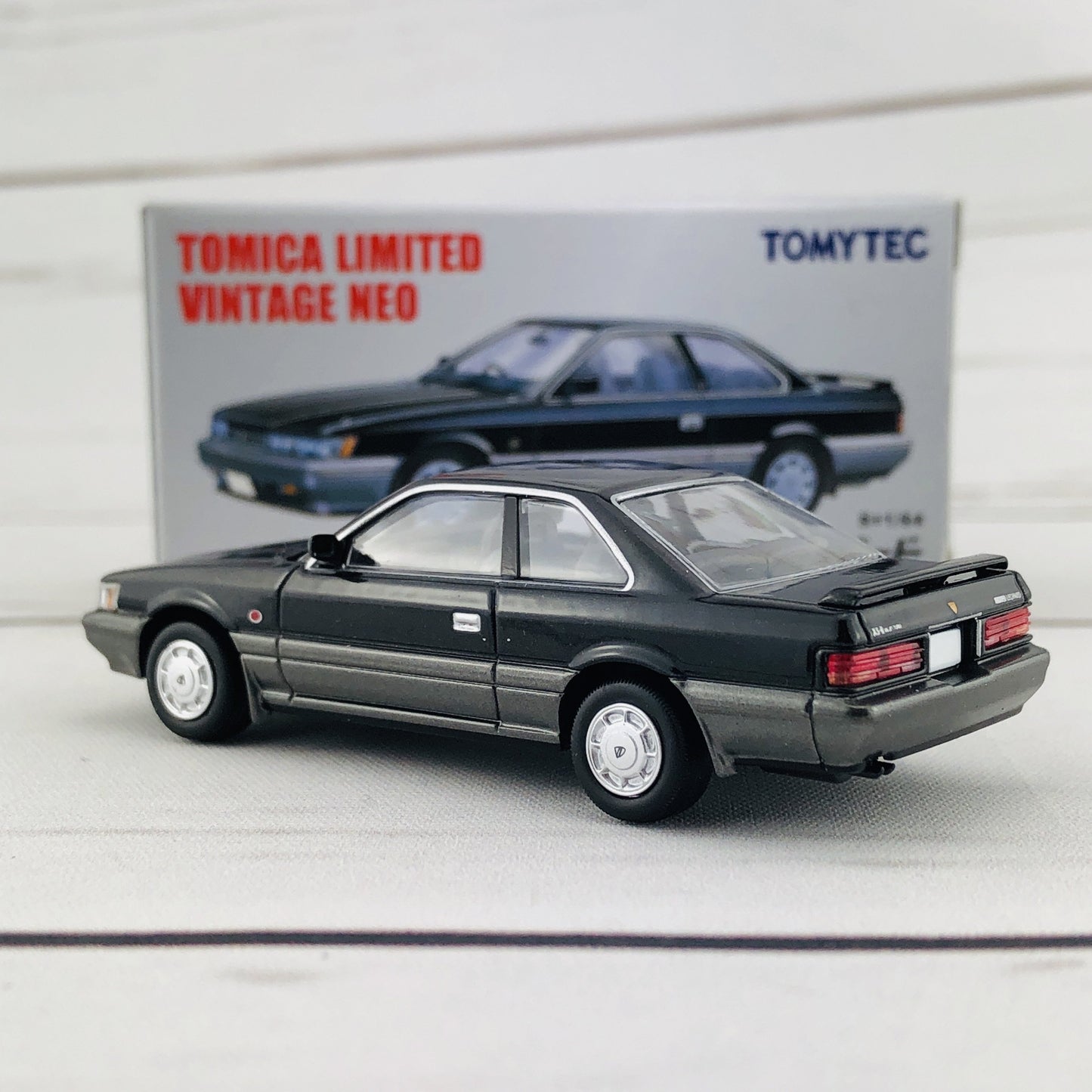 Tomica Limited Vintage 1/64 Nissan Leopard 2.0XS-II Black/Silver (1987) LV-N118d
