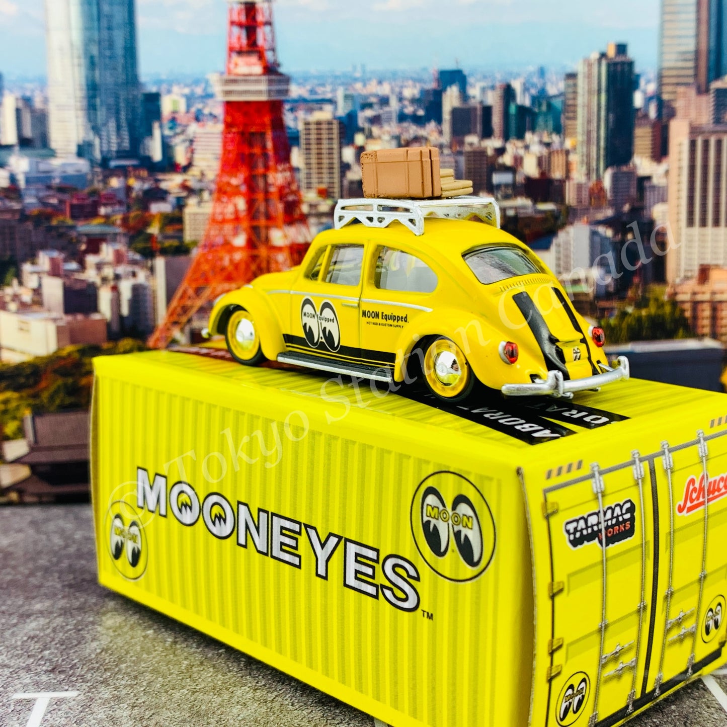 Tarmac Works x Schuco COLLAB64 1/64 Volkswagen Beetle Mooneyes with roof rack and suitcases T64S-006-ME1