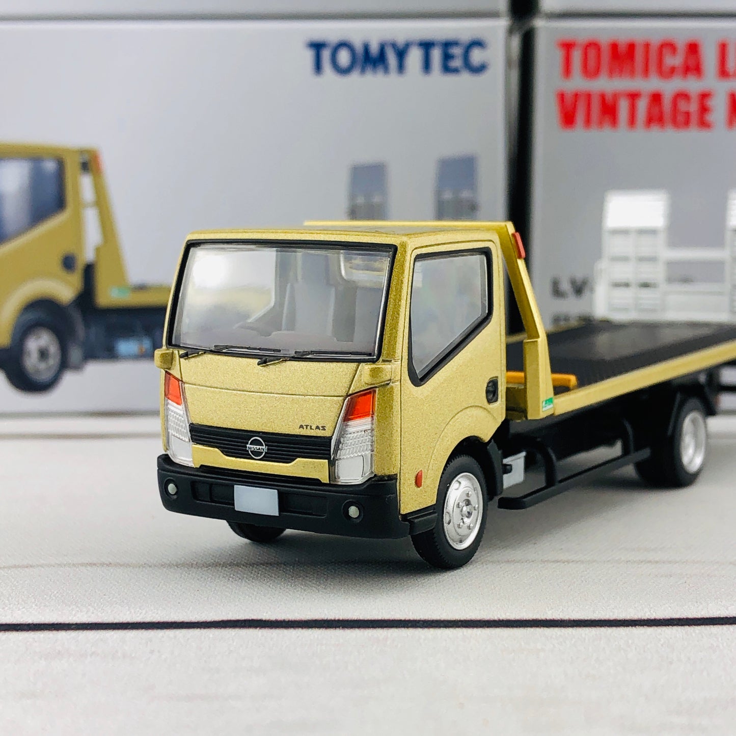 Tomica Limited Vintage Tomytec Nissan Atlas (F24) Hanamidai Safety Loader Gold 1/64 LV-N144c
