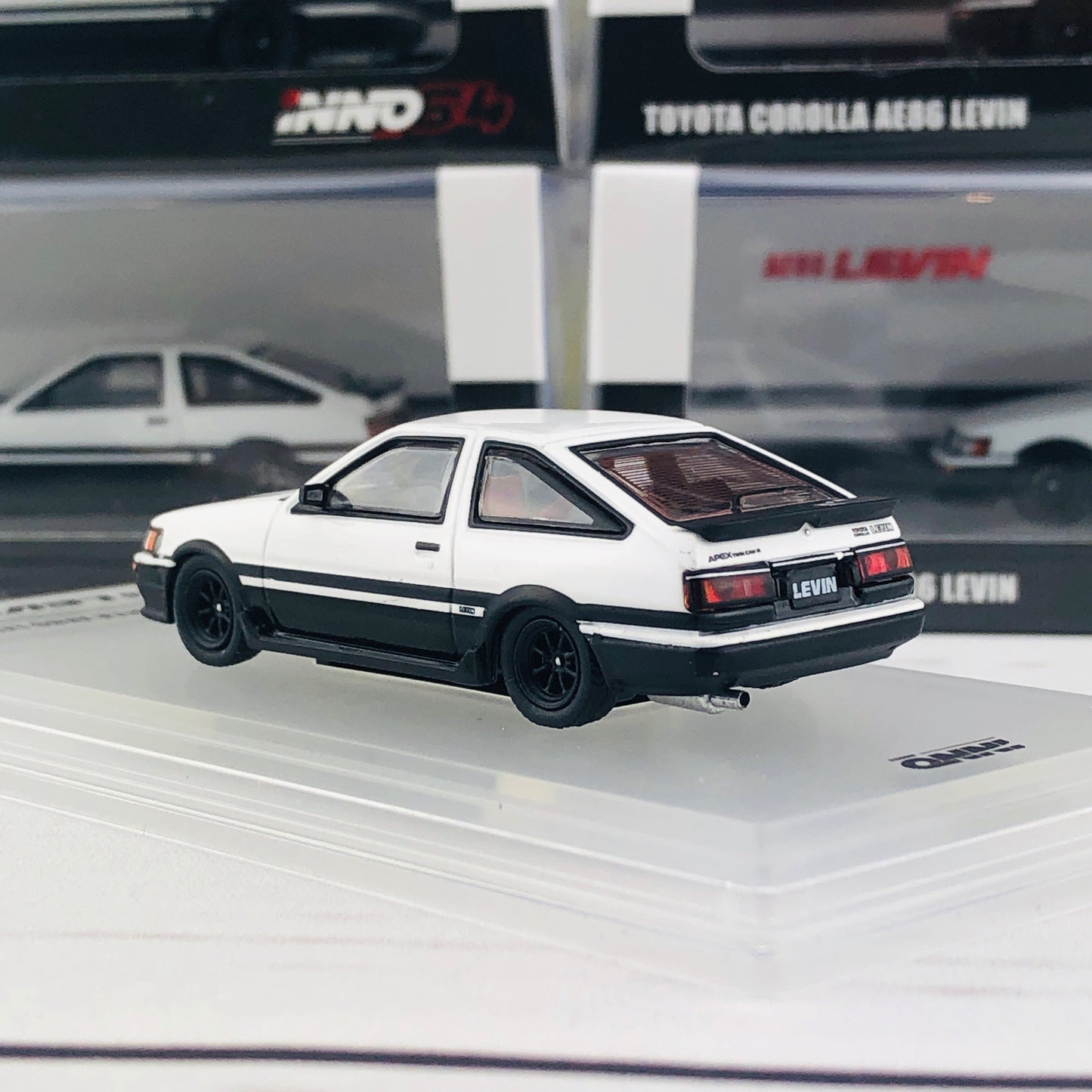 INNO64 1/64 TOYOTA COROLLA Levin AE86 White With Extra Wheels and Carbon Effect Front Bonnet Decal IN64-AE86-WH