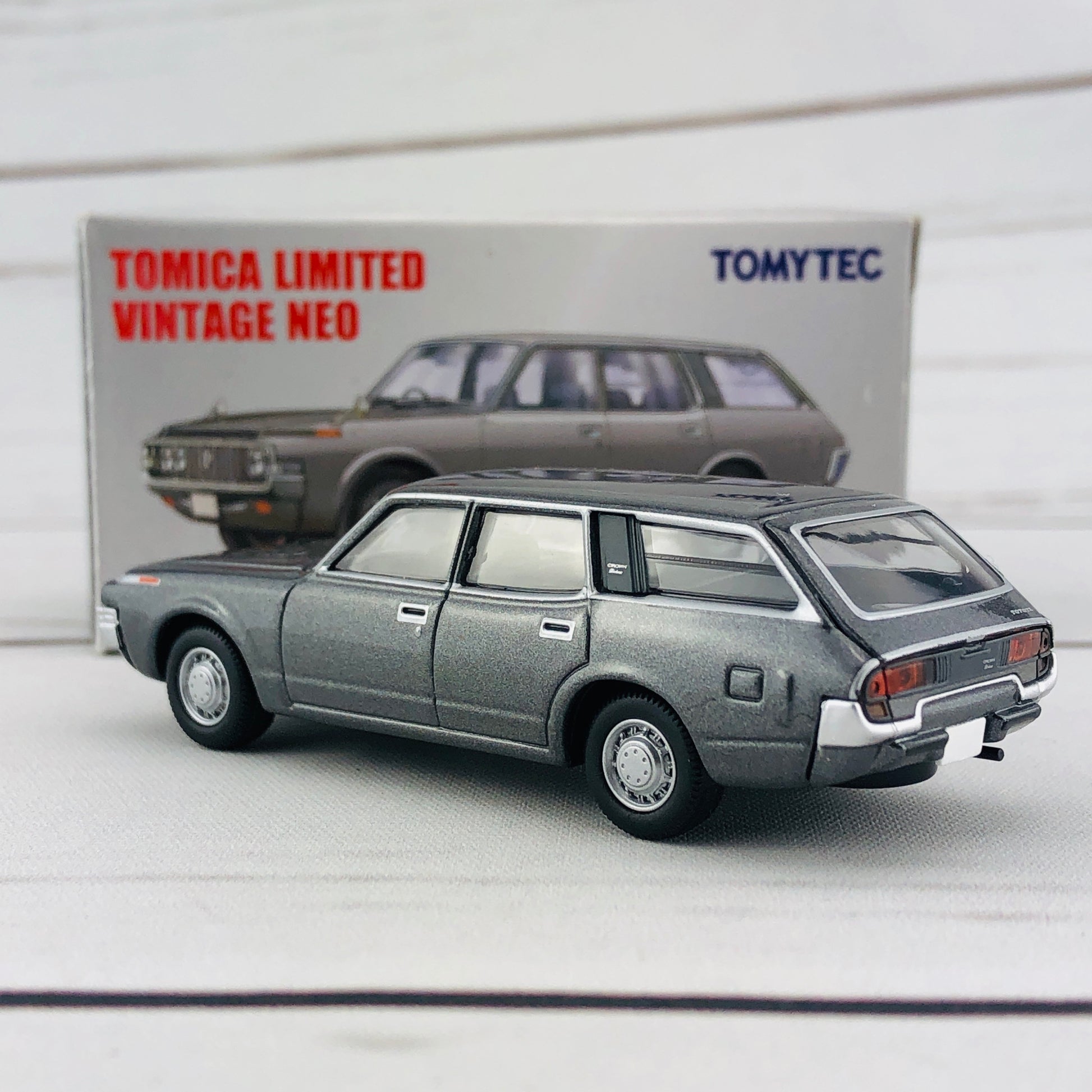 Tomica Limited Vintage 1/64 Toyota Crown Van Deluxe Grey (1973) LV-N163b