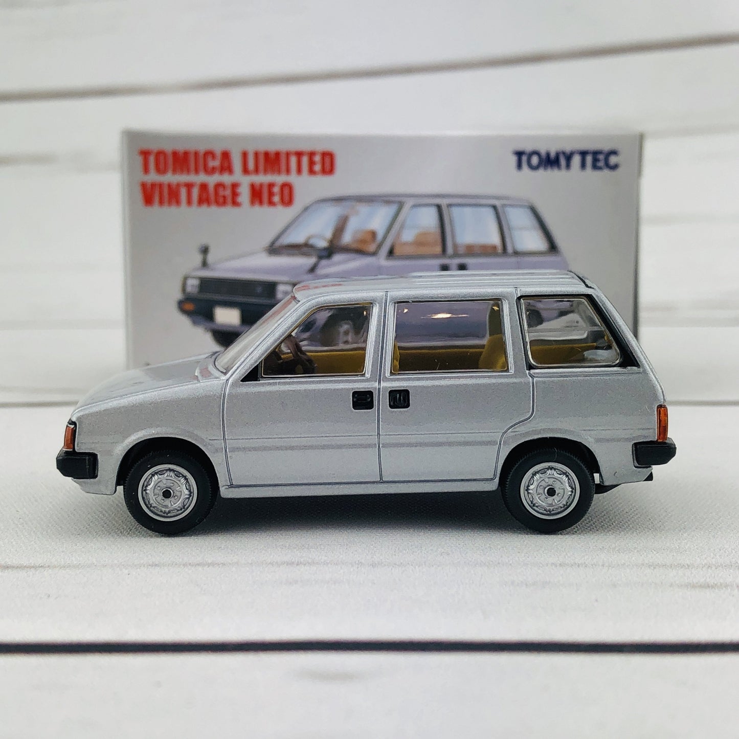 Tomica Limited Vintage 1/64 Nissan Prairie Estate NV (1982) LV-N160b