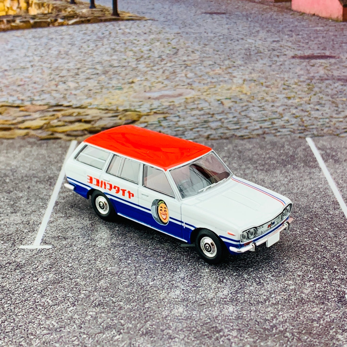 Tomica Limited Vintage 1/64 Datsun Bluebird Van Yokohama Tire LV-81d