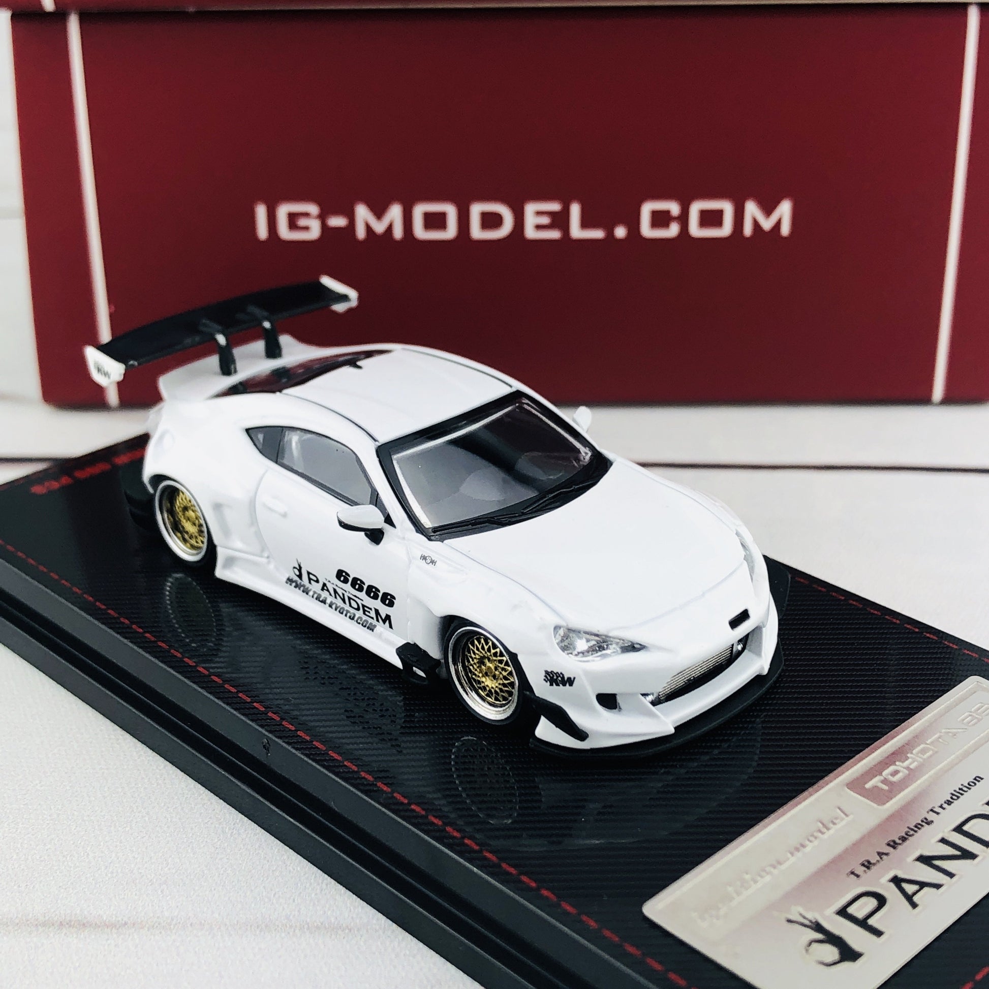Ignition Model 1/64 Pandem Toyota 86 V3 White 1402