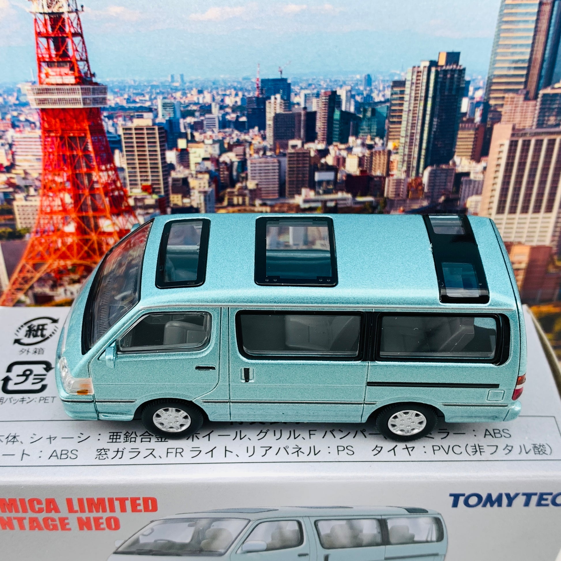 Tomytec Tomica Limited Vintage Neo 1/64 Toyota Hiace Wagon Super Custom G 2002 (Light green) LV-N216b