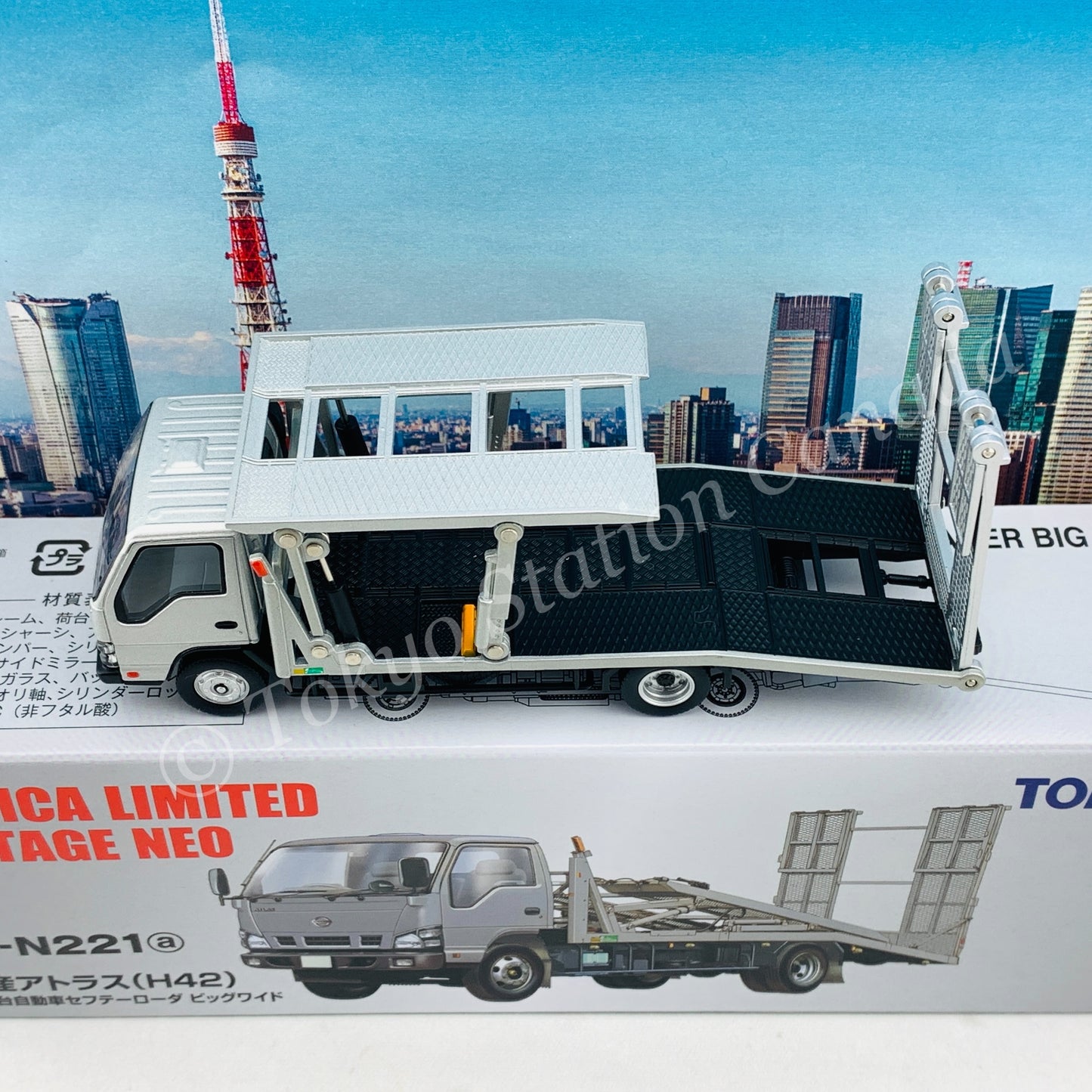 Tomytec Tomica Limited Vintage Neo 1/64 Nissan Atlas (H42) Hanamidai Automobile Safety Loader Big Wide (Silver) 日産アトラス花見台自動車ビッグワイド LV-N221a