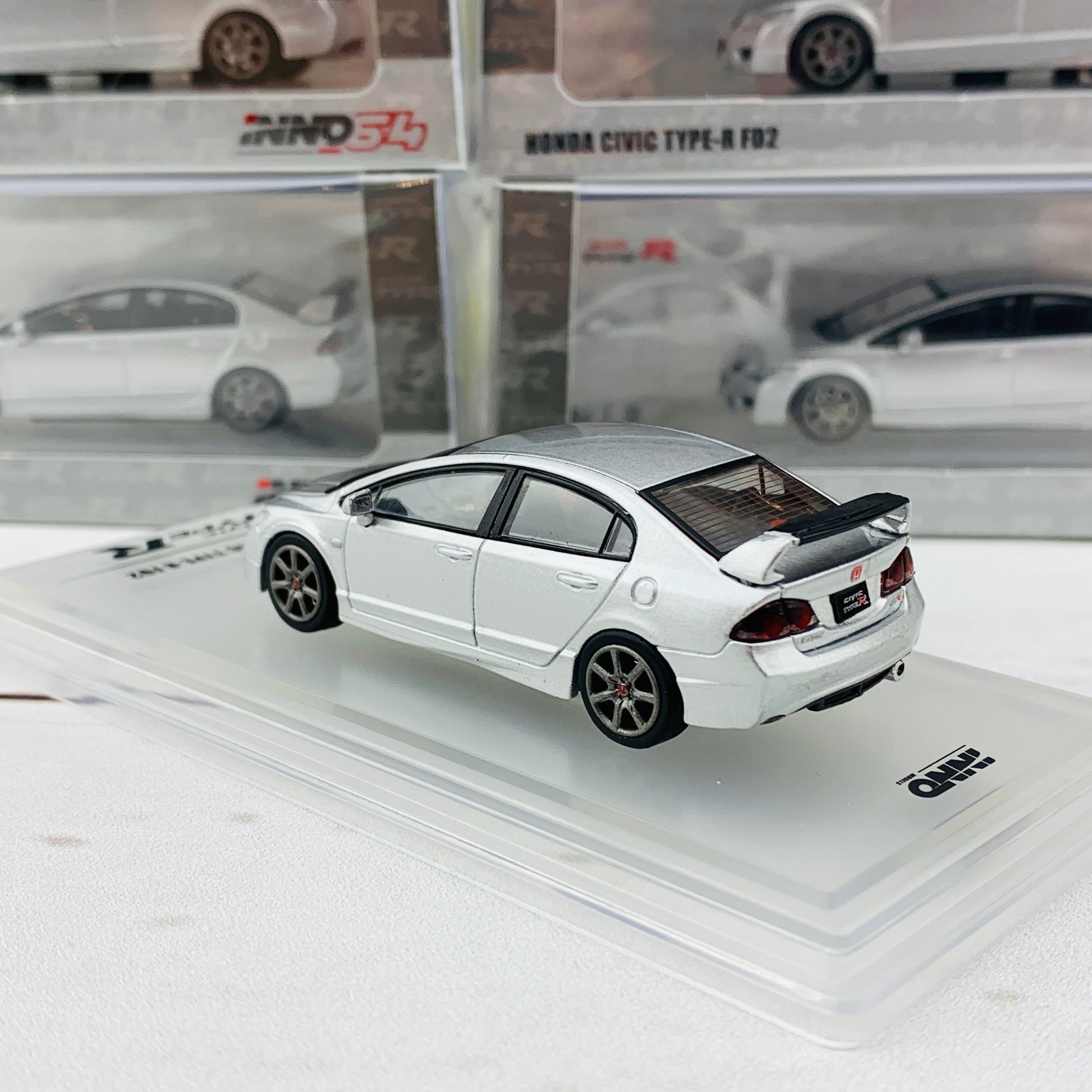 INNO64 1/64 Honda Civic FD2 Type-R SILVER with extra wheels set IN64-FD2-SIL