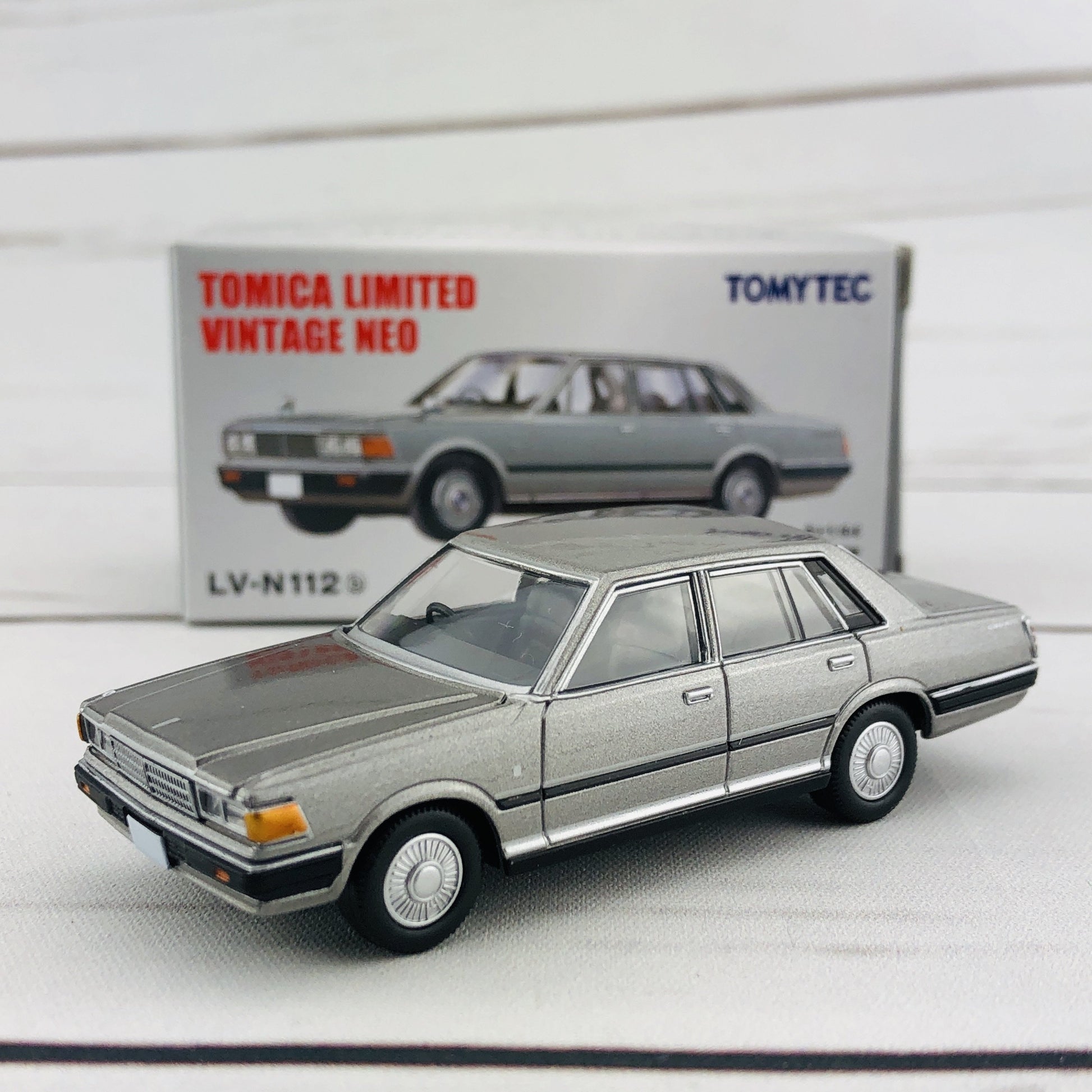 Tomica Limited Vintage 1/64 Nissan Cedric 200E Turbo (1981) LV-N112b