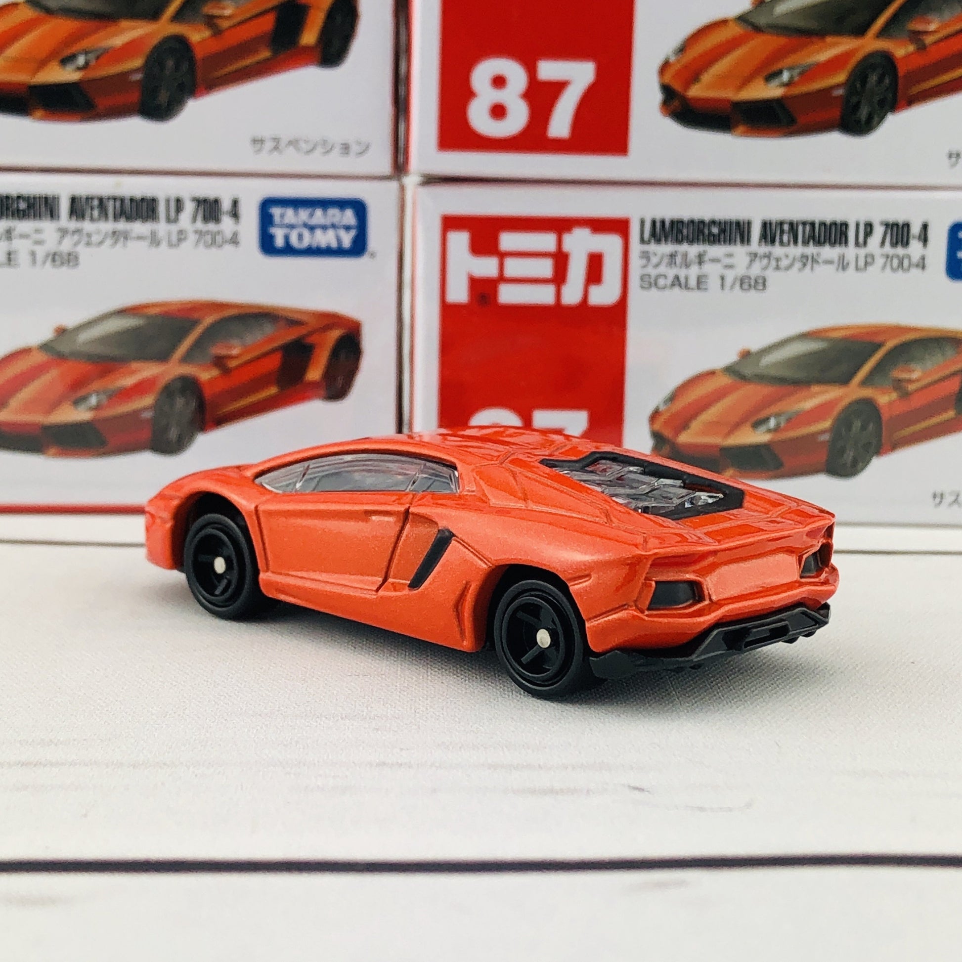 TOMICA 87 Lamborghini Aventador LP 700-4