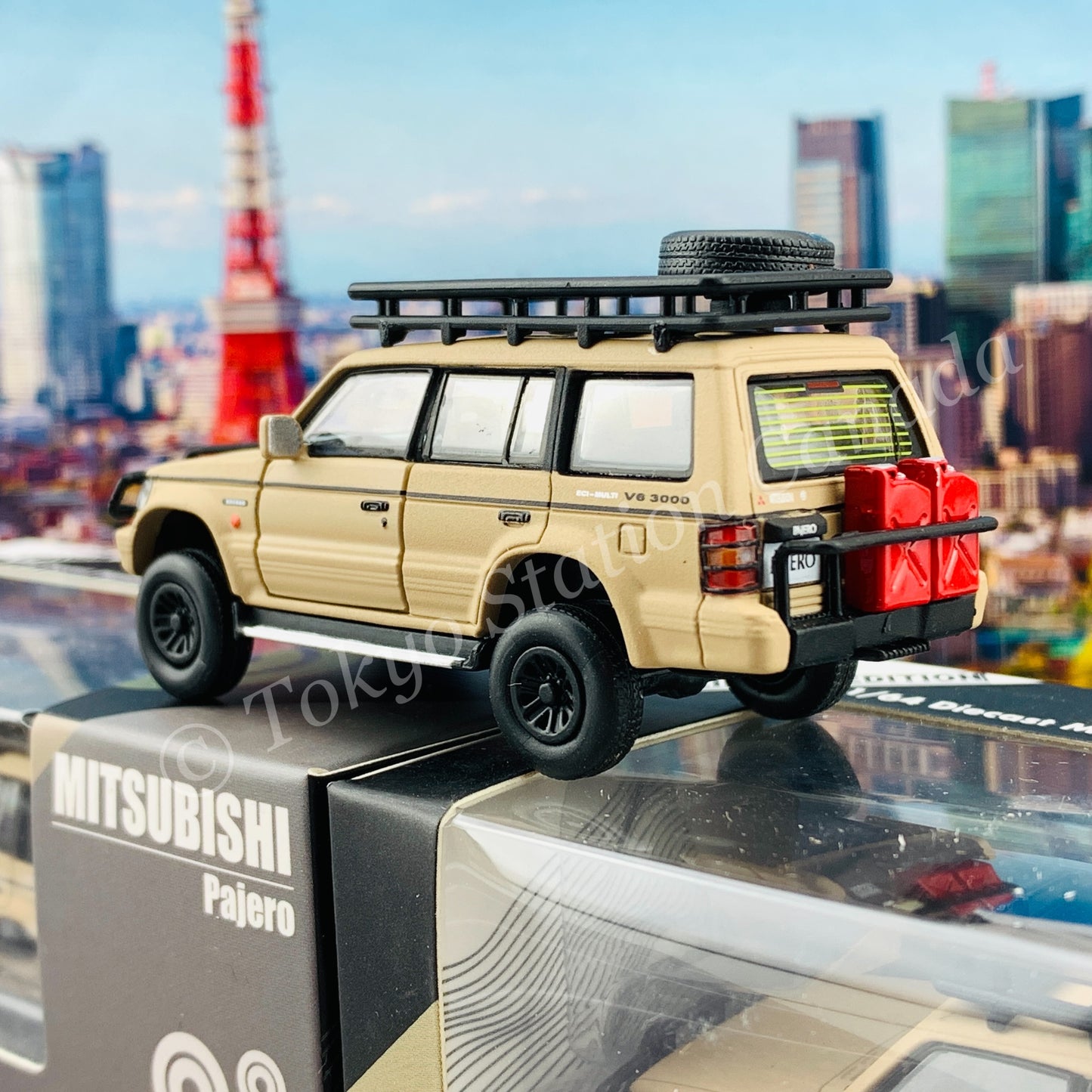BM CREATIONS JUNIOR 1/64 Mitsubishi Pajero 2nd Generation JUNGLE PACK Matt Ivory LHD 64B0047