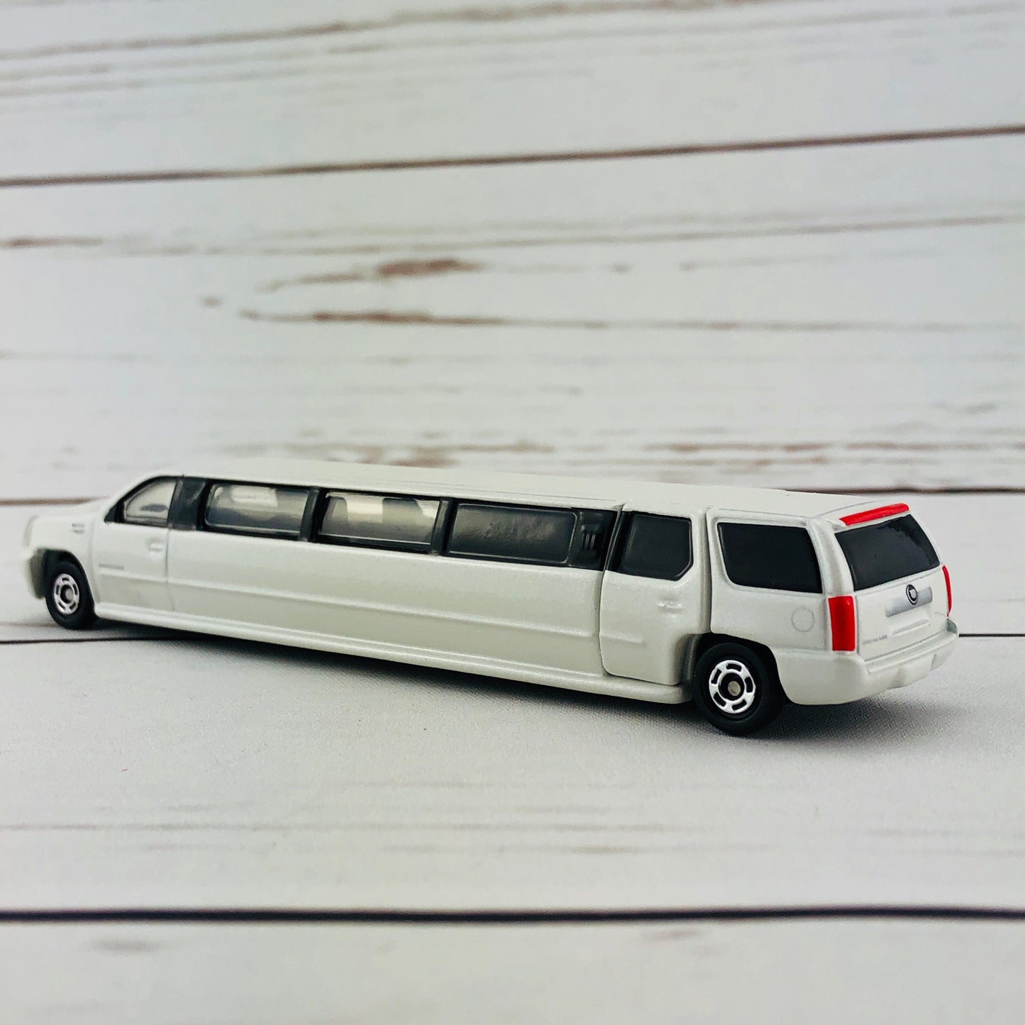 TOMICA No.136 Cadillac Escalade
