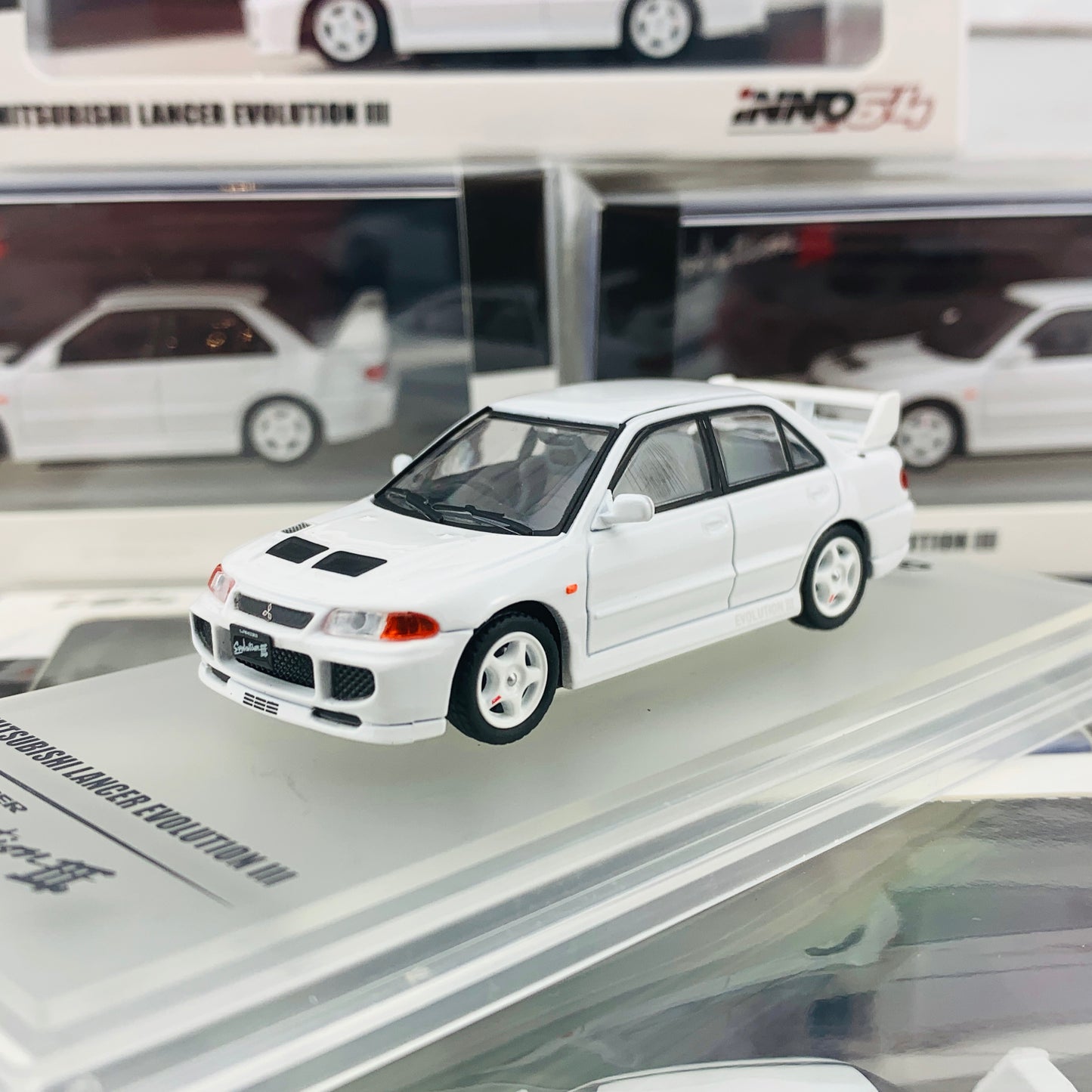INNO64 1/64 MITSUBISHI LANCER EVOLUTION III White with Extra Decals and Wheels  IN64-EVO3-WHI
