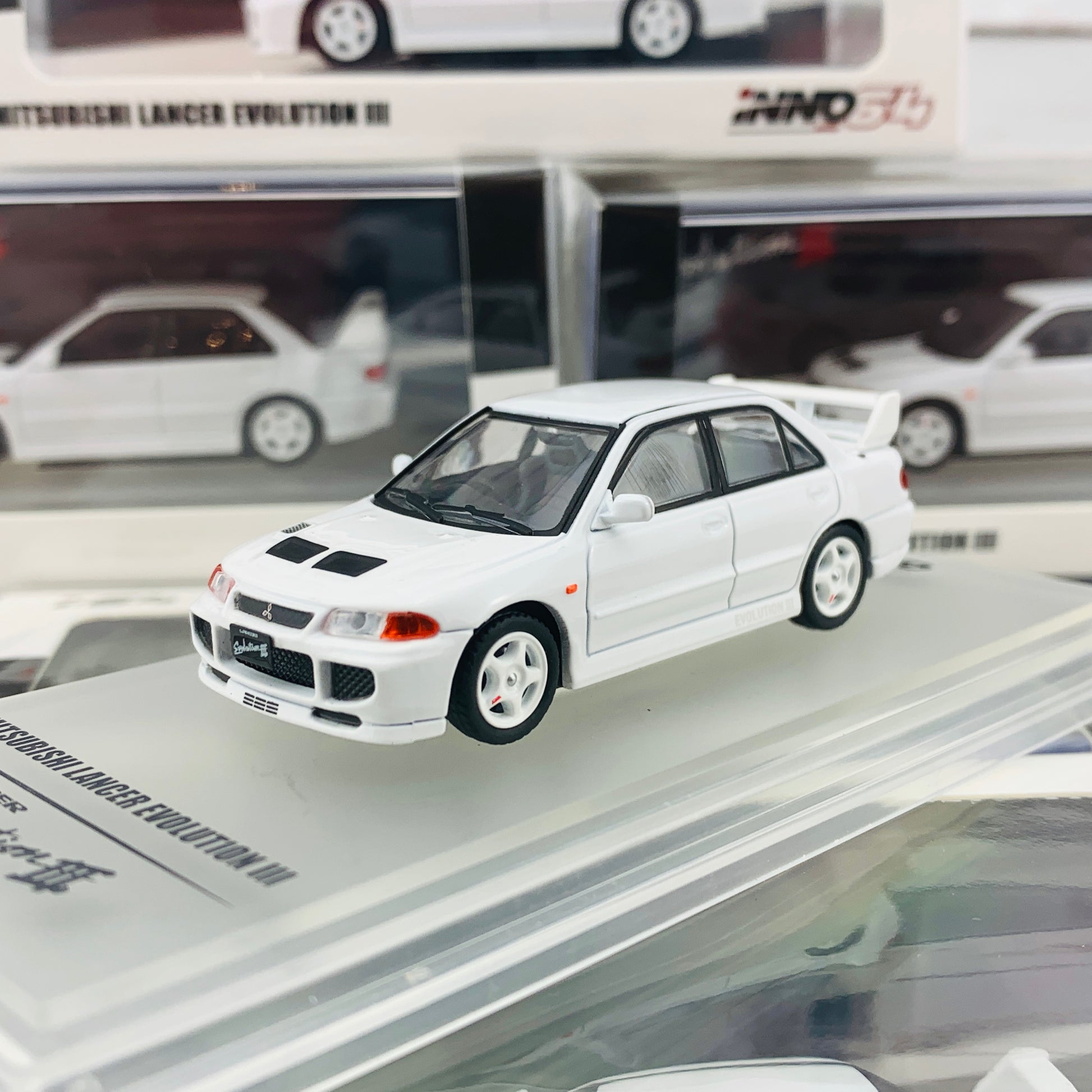INNO64 1/64 MITSUBISHI LANCER EVOLUTION III White with Extra Decals and Wheels  IN64-EVO3-WHI