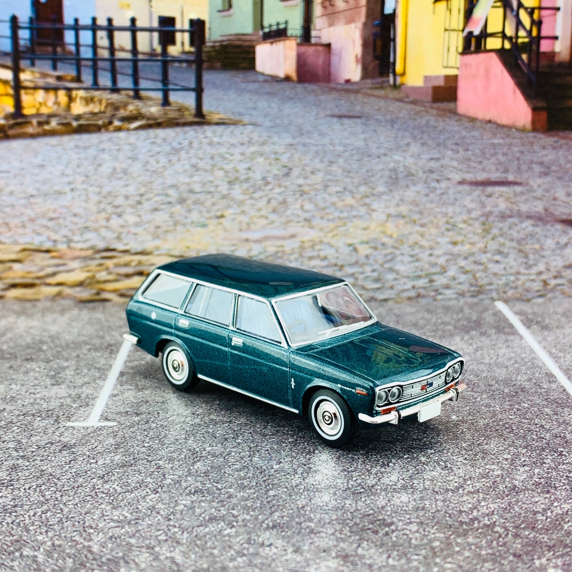 Tomica Limited Vintage 1/64 Datsun Bluebird Estate Wagon LV-81c