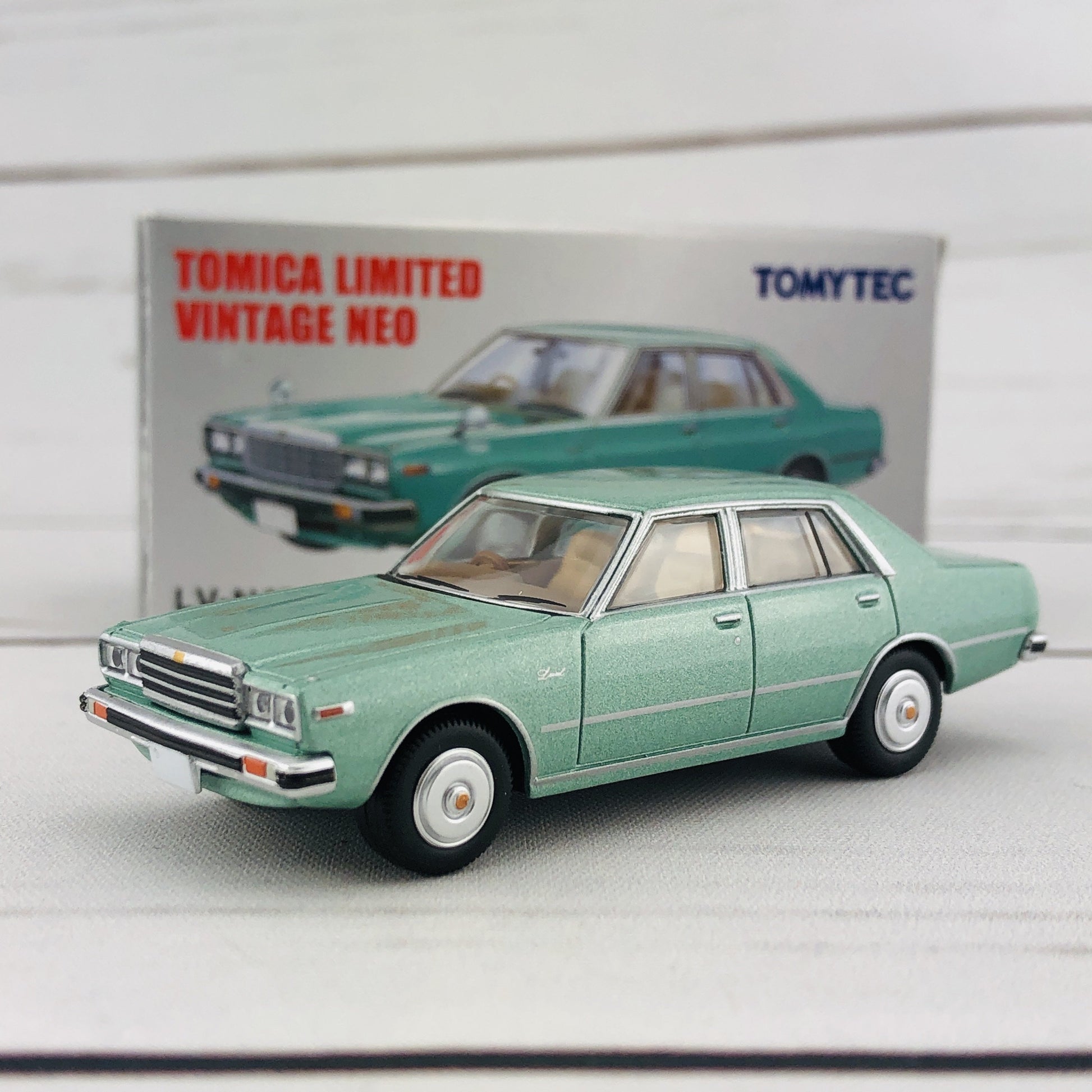 Tomica Limited Vintage 1/64 Nissan Laurel 2000SGL-E (1979) LV-N159a