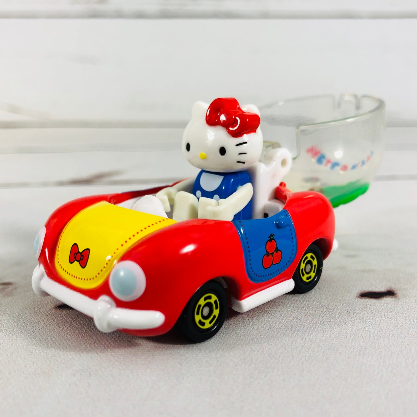 DREAM TOMICA Ride On R02 Hello Kitty x Apple Car