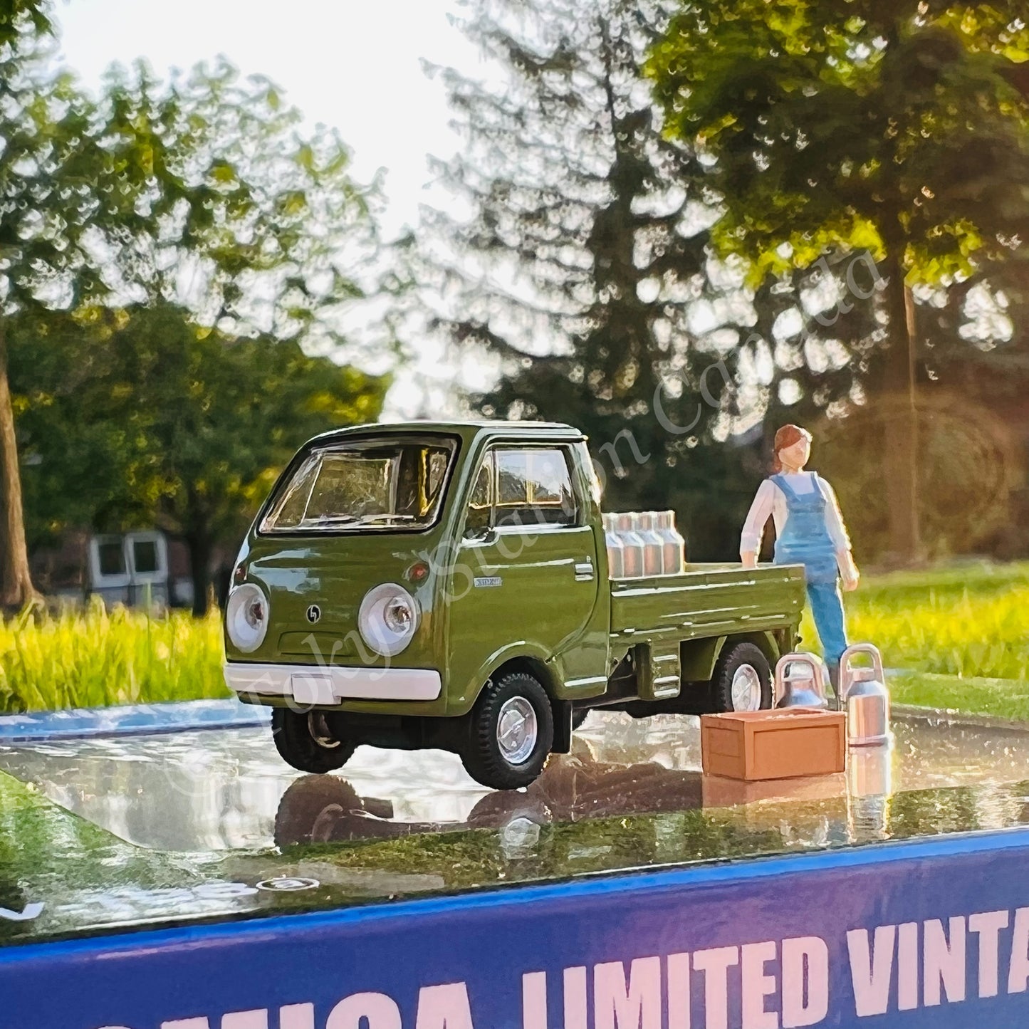 TOMYTEC Tomica Limited Vintage NEO 1/64 Mazda Porter Cab with three-way open (green) and figures LV-198a