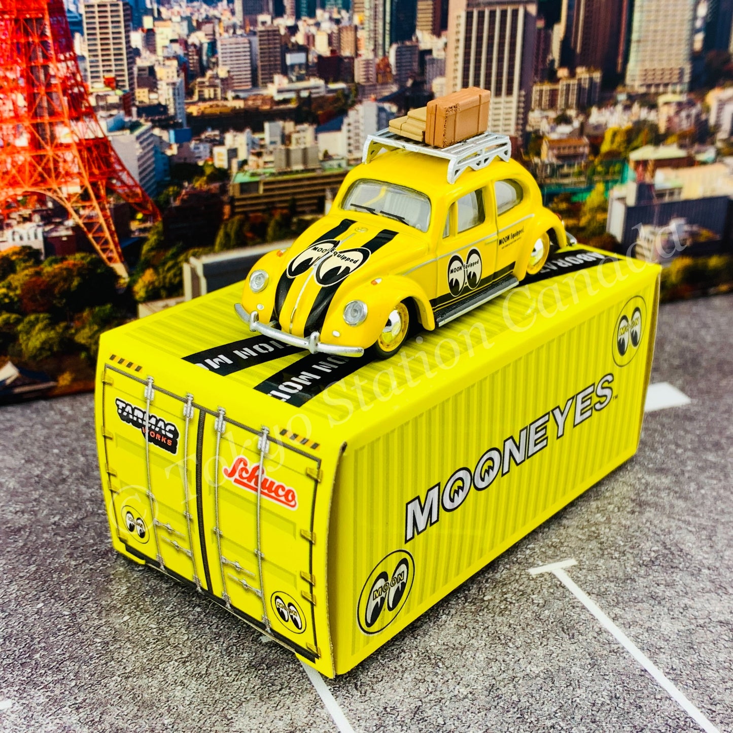 Tarmac Works x Schuco COLLAB64 1/64 Volkswagen Beetle Mooneyes with roof rack and suitcases T64S-006-ME1