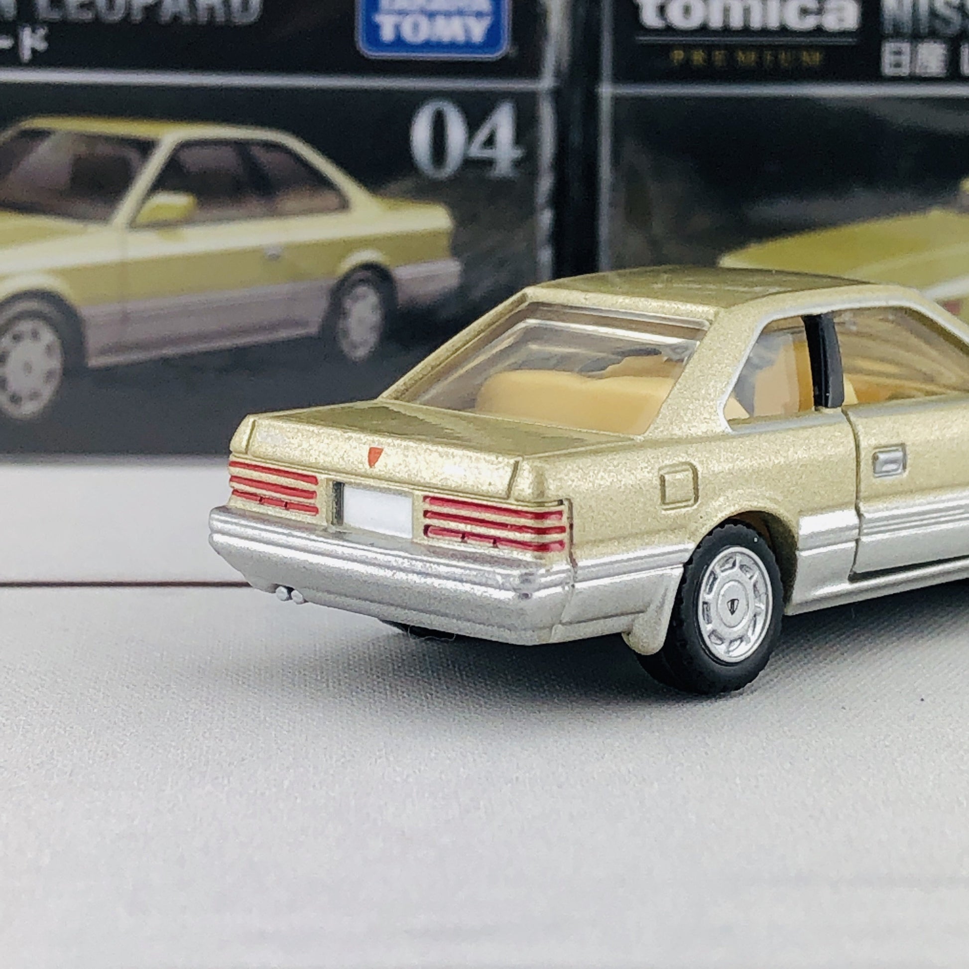 Tomica Premium 04 Nissan Leopard 1/63