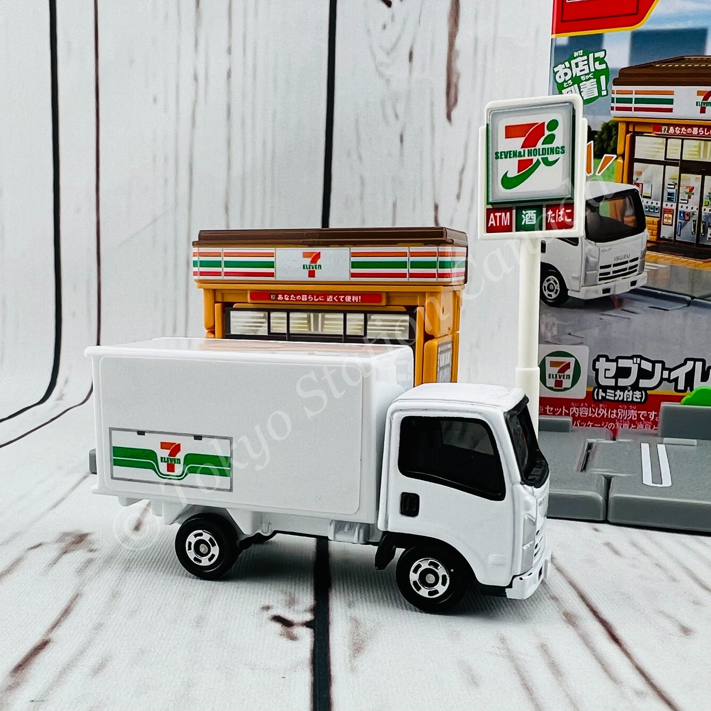 TOMICA WORLD Tomica Town 7-11 (with Tomica)