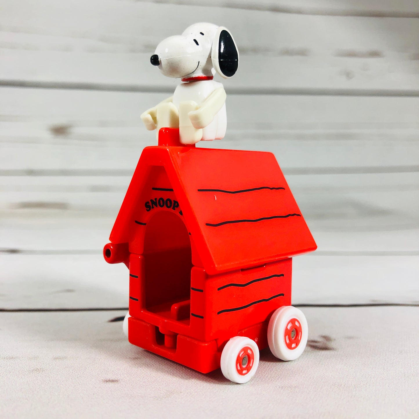 DREAM TOMICA Ride On R01 Snoopy x House Car