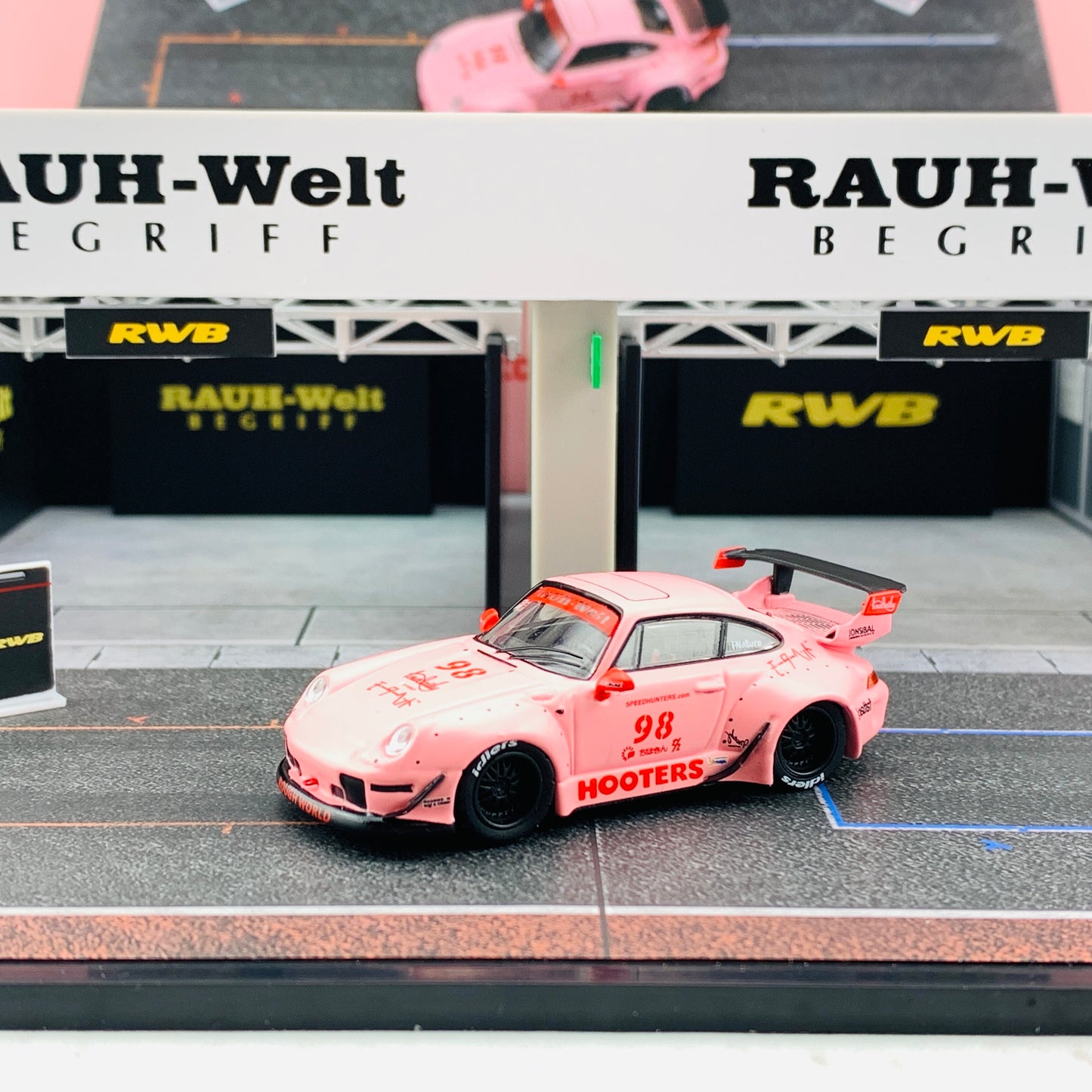 Tarmac Works 1/64 Pit Garage Diorama - RWB - PART64 T64D-001-RWB Includes exclusive model T64-017-HO RWB 993 HootersTarmac Works 1/64 Pit Garage Diorama - RWB - PART64 T64D-001-RWB Includes exclusive model T64-017-HO RWB 993 Hooters