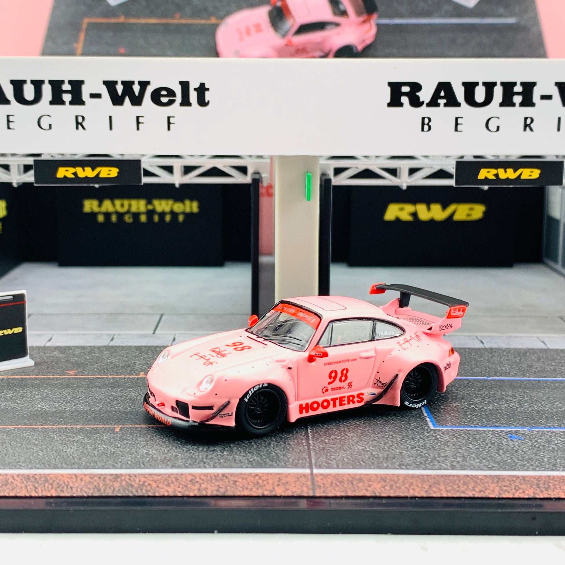 Tarmac Works 1/64 Pit Garage Diorama - RWB - PART64 T64D-001-RWB Includes exclusive model T64-017-HO RWB 993 HootersTarmac Works 1/64 Pit Garage Diorama - RWB - PART64 T64D-001-RWB Includes exclusive model T64-017-HO RWB 993 Hooters