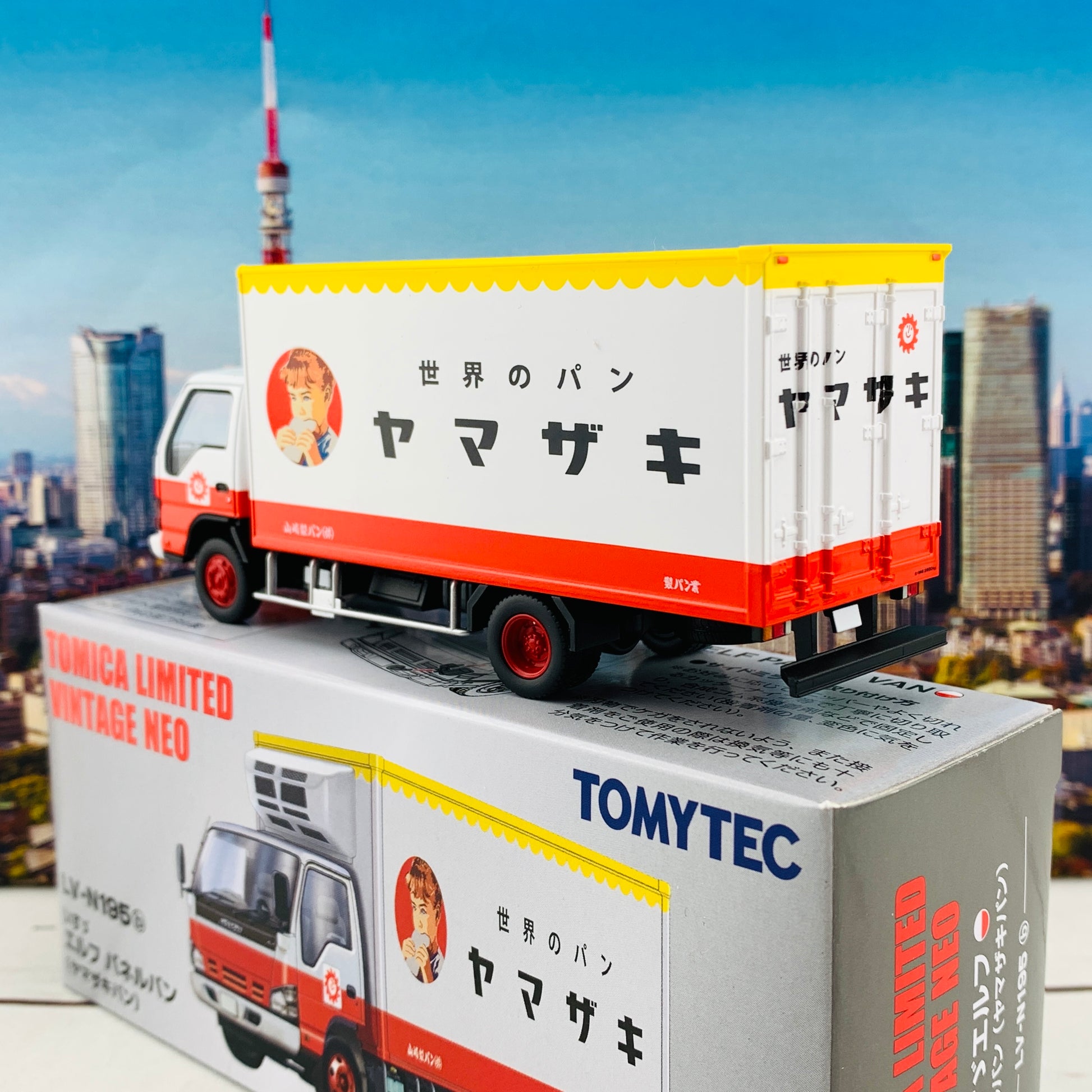Tomytec Tomica Limited Vintage Neo 1/64 Isuzu Elf Panel Van (Yamazaki Bread) LV-N195b