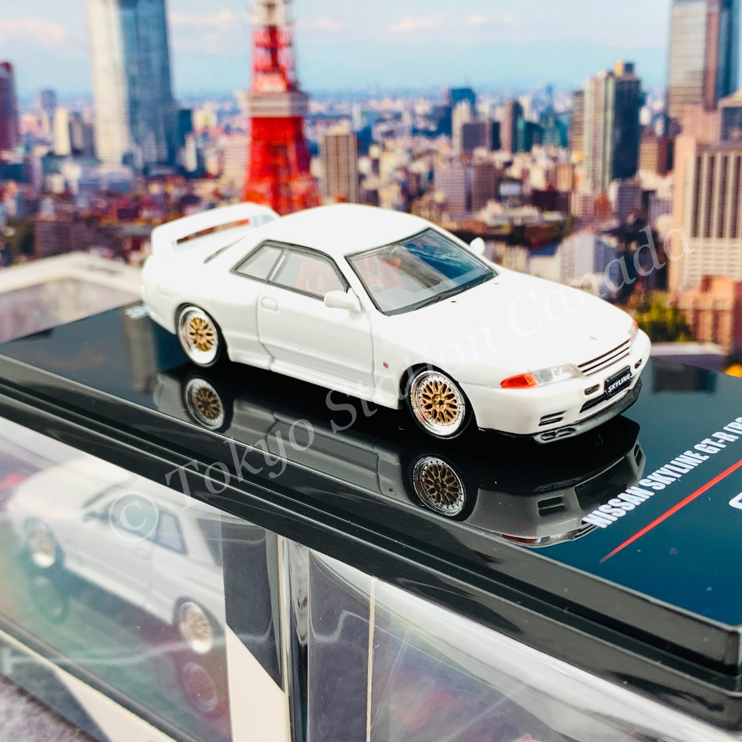 INNO64 1/64 NISSAN SKYLINE GT-R (R32) Crystal White  With Extra Wheels and Extra decals IN64-R32-WHI