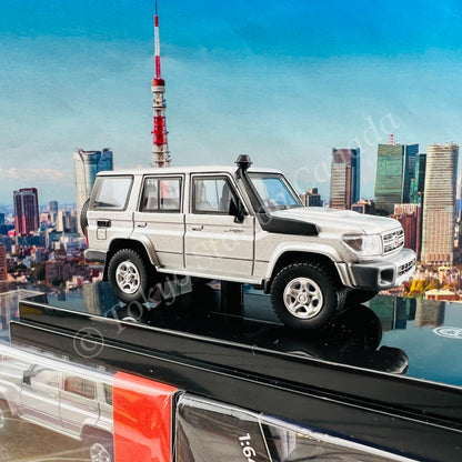 PARA64 1/64 Toyota Land Cruiser LC76 Silver Pearl LHD PA-55312