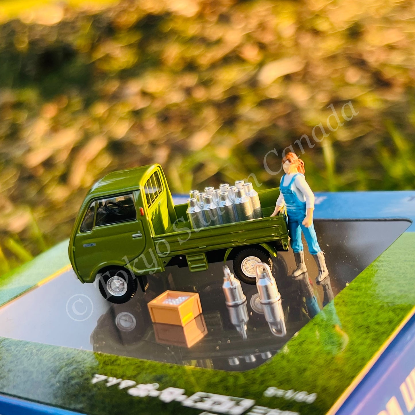 TOMYTEC Tomica Limited Vintage NEO 1/64 Mazda Porter Cab with three-way open (green) and figures LV-198a