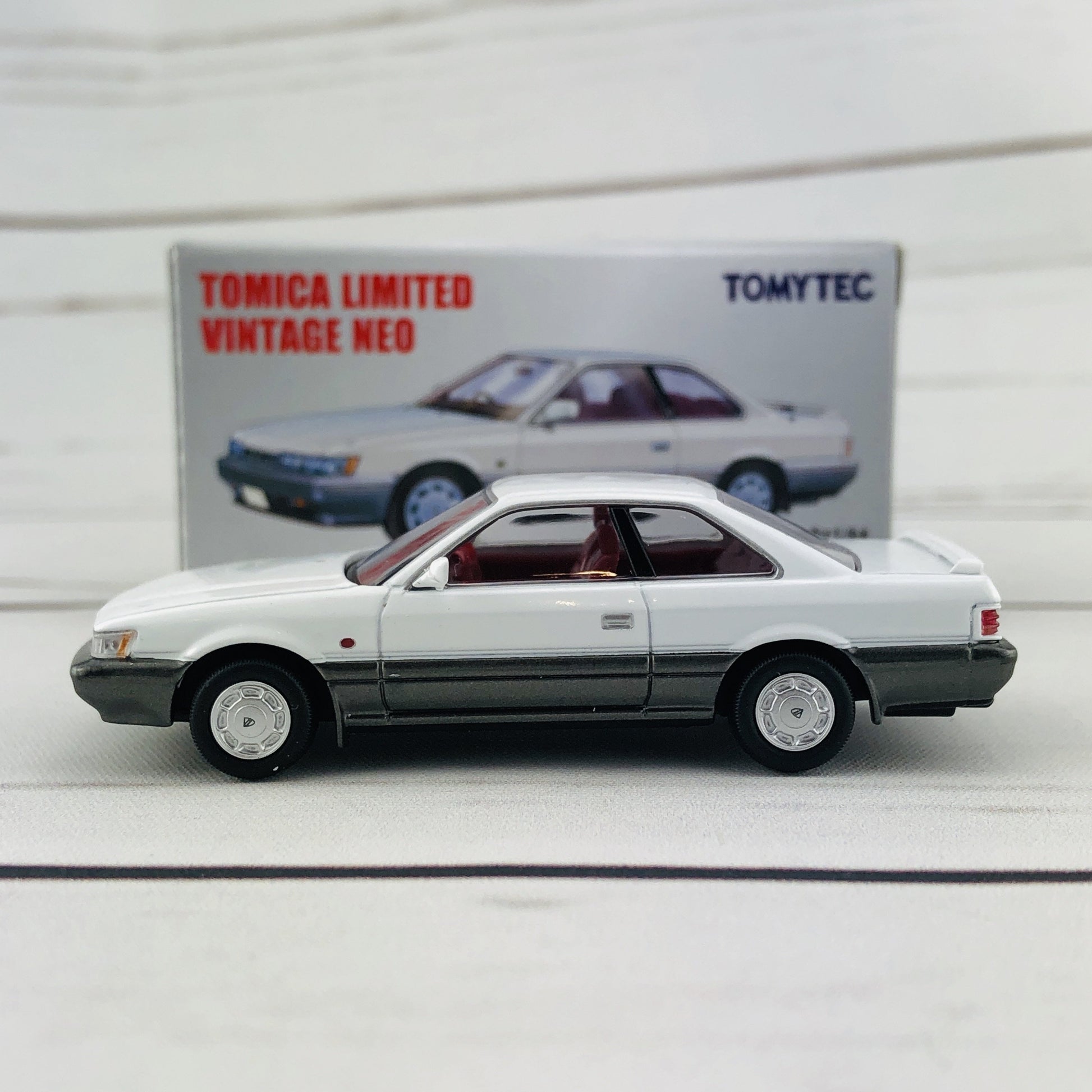 Tomica Limited Vintage 1/64 Nissan Leopard 2.0XS-II White/Silver (1987) LV-N118c