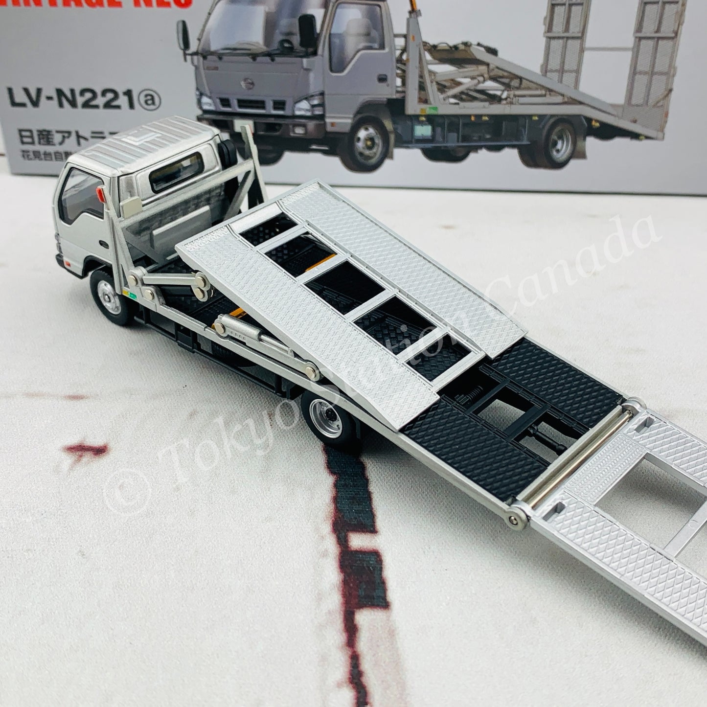 Tomytec Tomica Limited Vintage Neo 1/64 Nissan Atlas (H42) Hanamidai Automobile Safety Loader Big Wide (Silver) 日産アトラス花見台自動車ビッグワイド LV-N221a