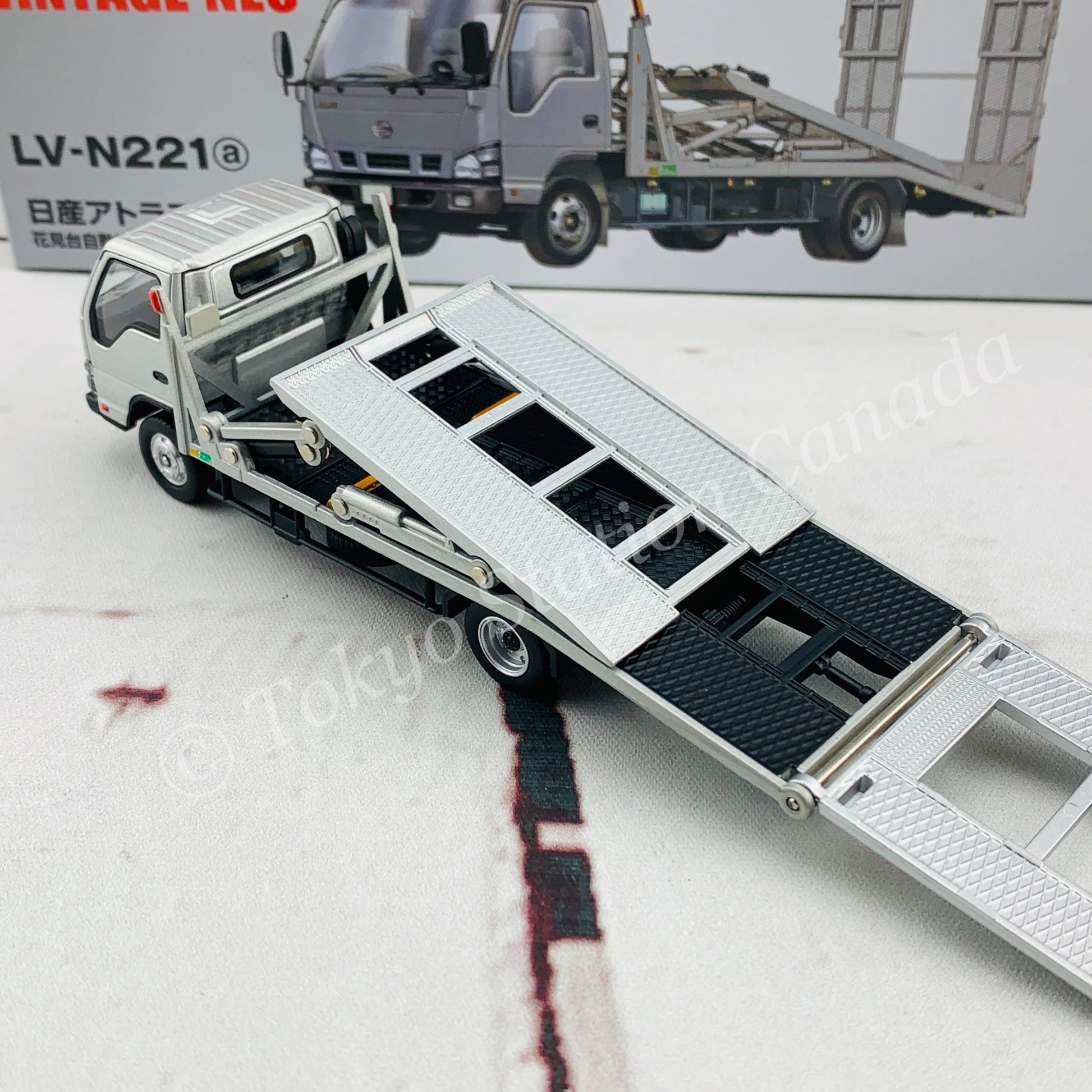 Tomytec Tomica Limited Vintage Neo 1/64 Nissan Atlas (H42) Hanamidai Automobile Safety Loader Big Wide (Silver) 日産アトラス花見台自動車ビッグワイド LV-N221a
